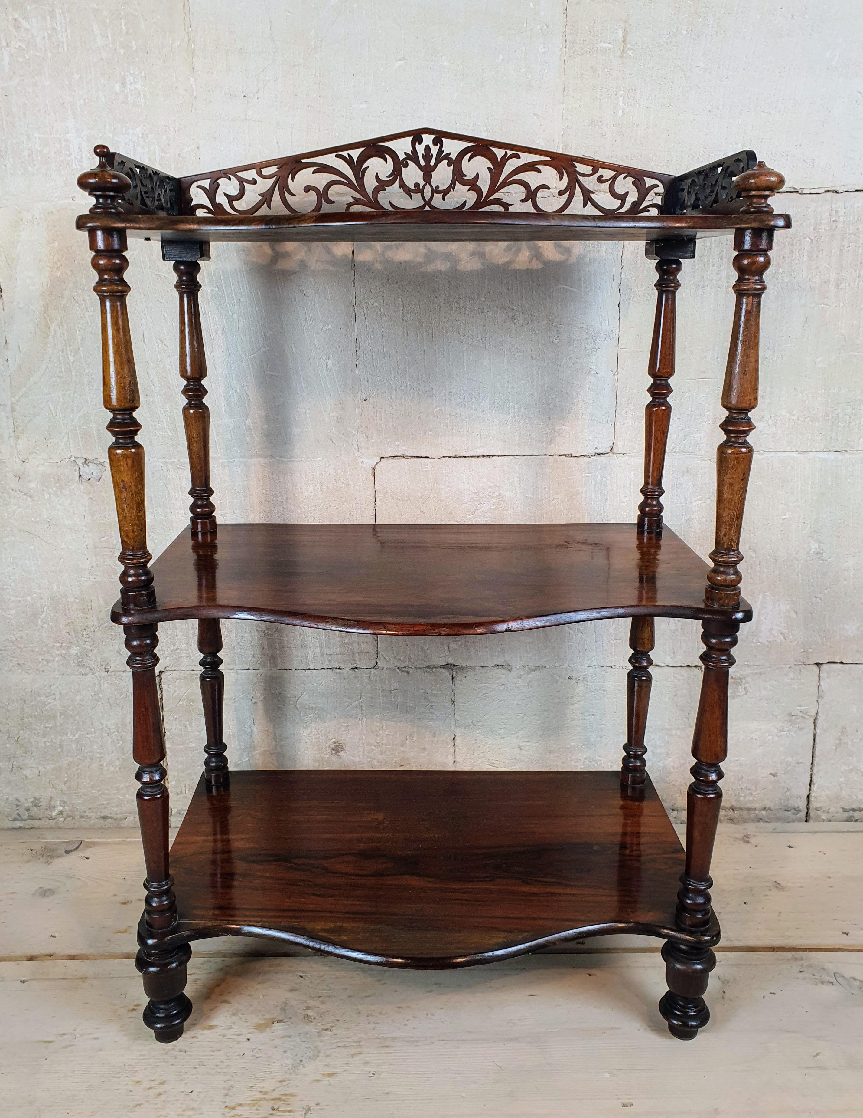 Un piccolo e delizioso Whatnot in legno di palissandro, con una bella patina. Una punta mancante. Abbastanza piccolo da poter essere appoggiato su una scrivania o su uno scaffale più grande.