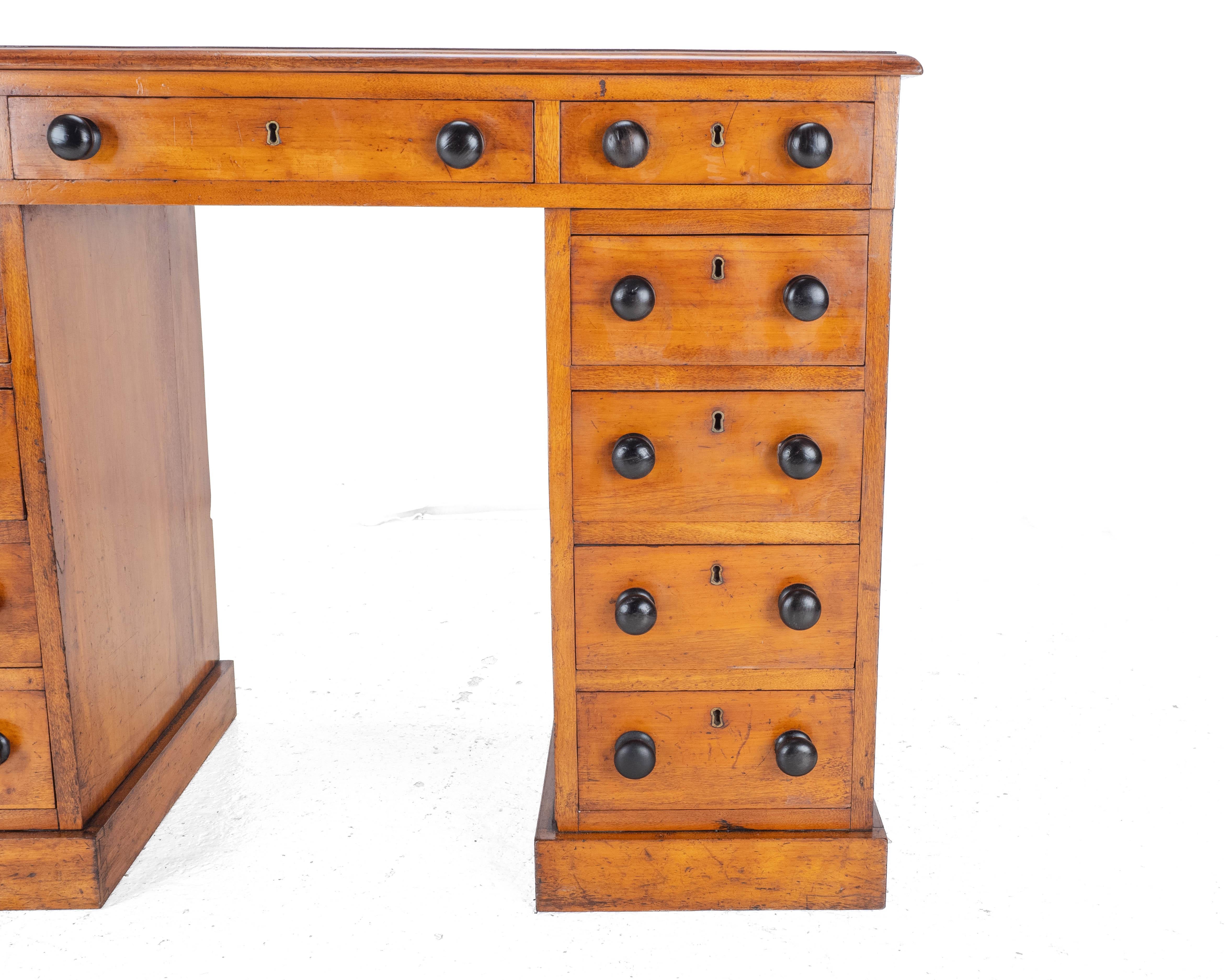 Viktorianischer kleiner Nussbaum Pedestal-Schreibtisch mit lederbezogenem vergoldetem Skiver C1870 im Angebot 4