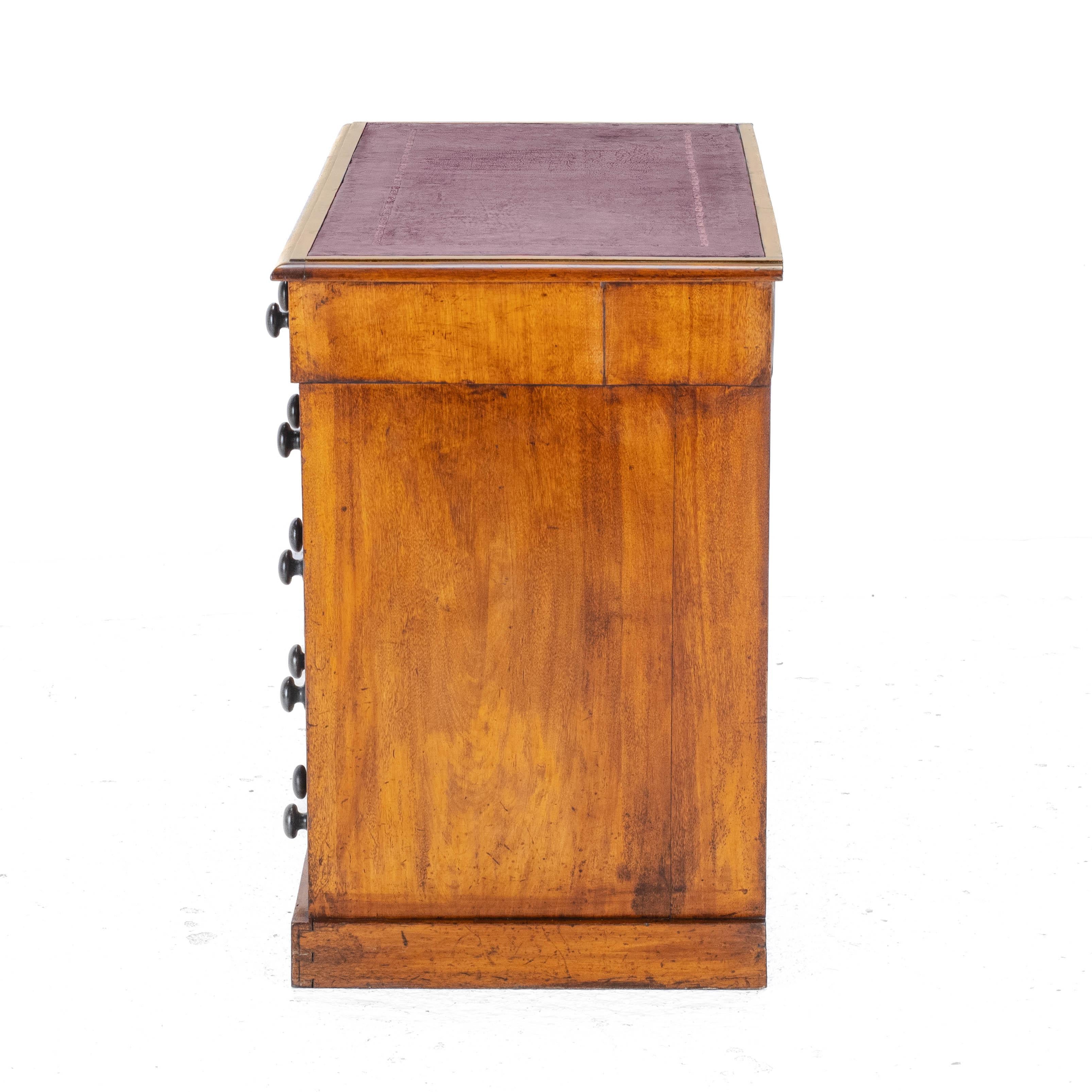 Viktorianischer kleiner Nussbaum Pedestal-Schreibtisch mit lederbezogenem vergoldetem Skiver C1870 im Angebot 5
