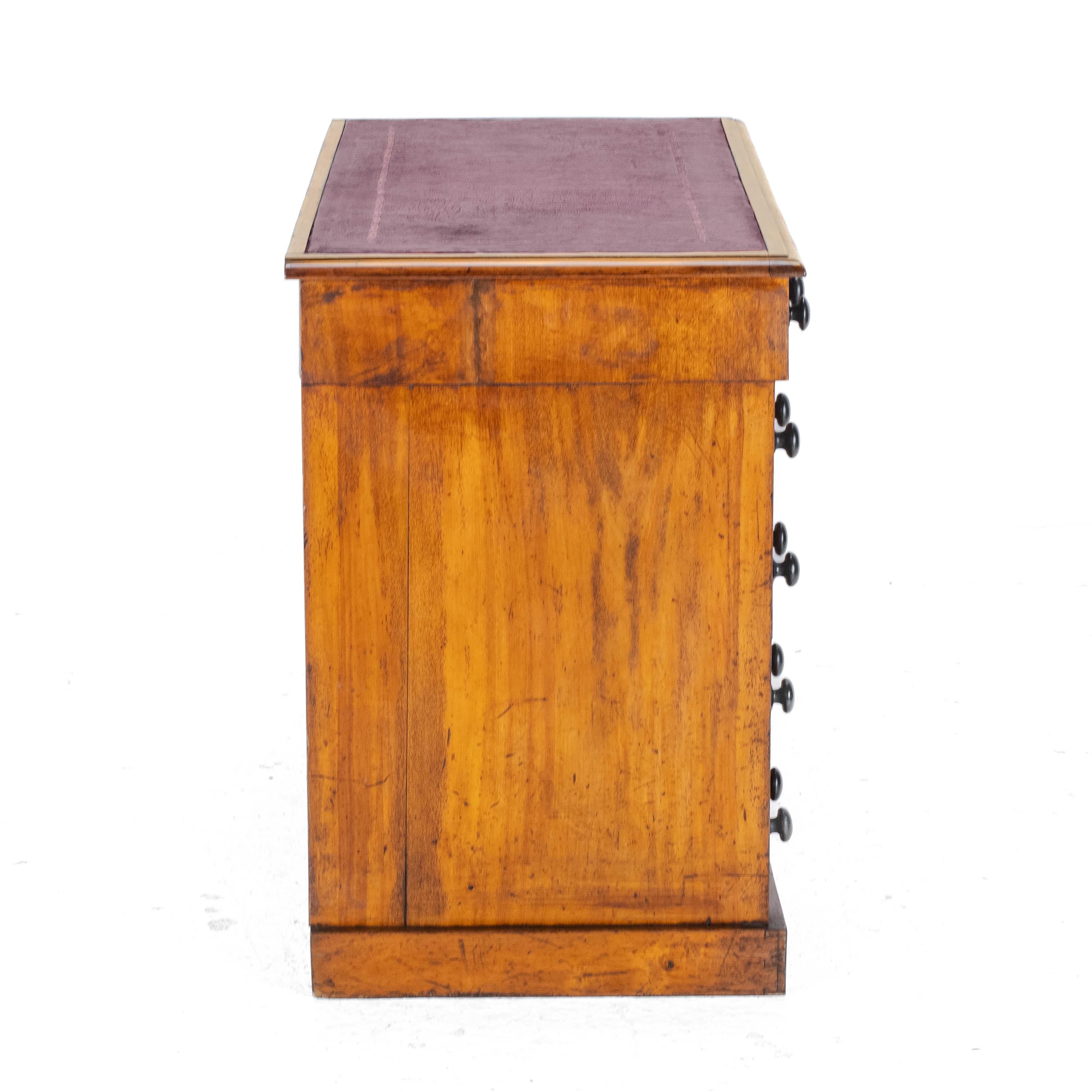 Viktorianischer kleiner Nussbaum Pedestal-Schreibtisch mit lederbezogenem vergoldetem Skiver C1870 im Angebot 6