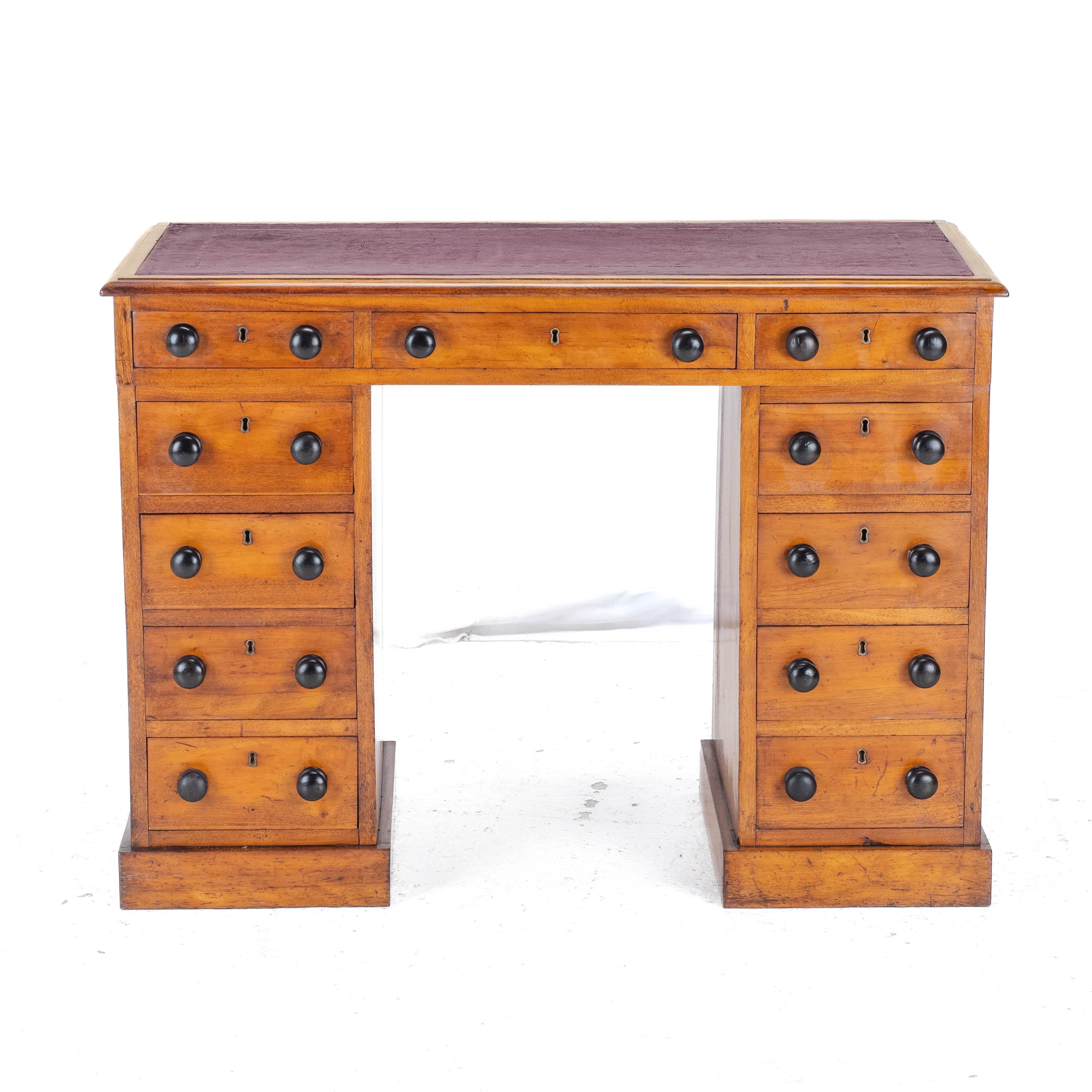 Viktorianischer kleiner Nussbaum Pedestal-Schreibtisch mit lederbezogenem vergoldetem Skiver C1870 im Angebot 8