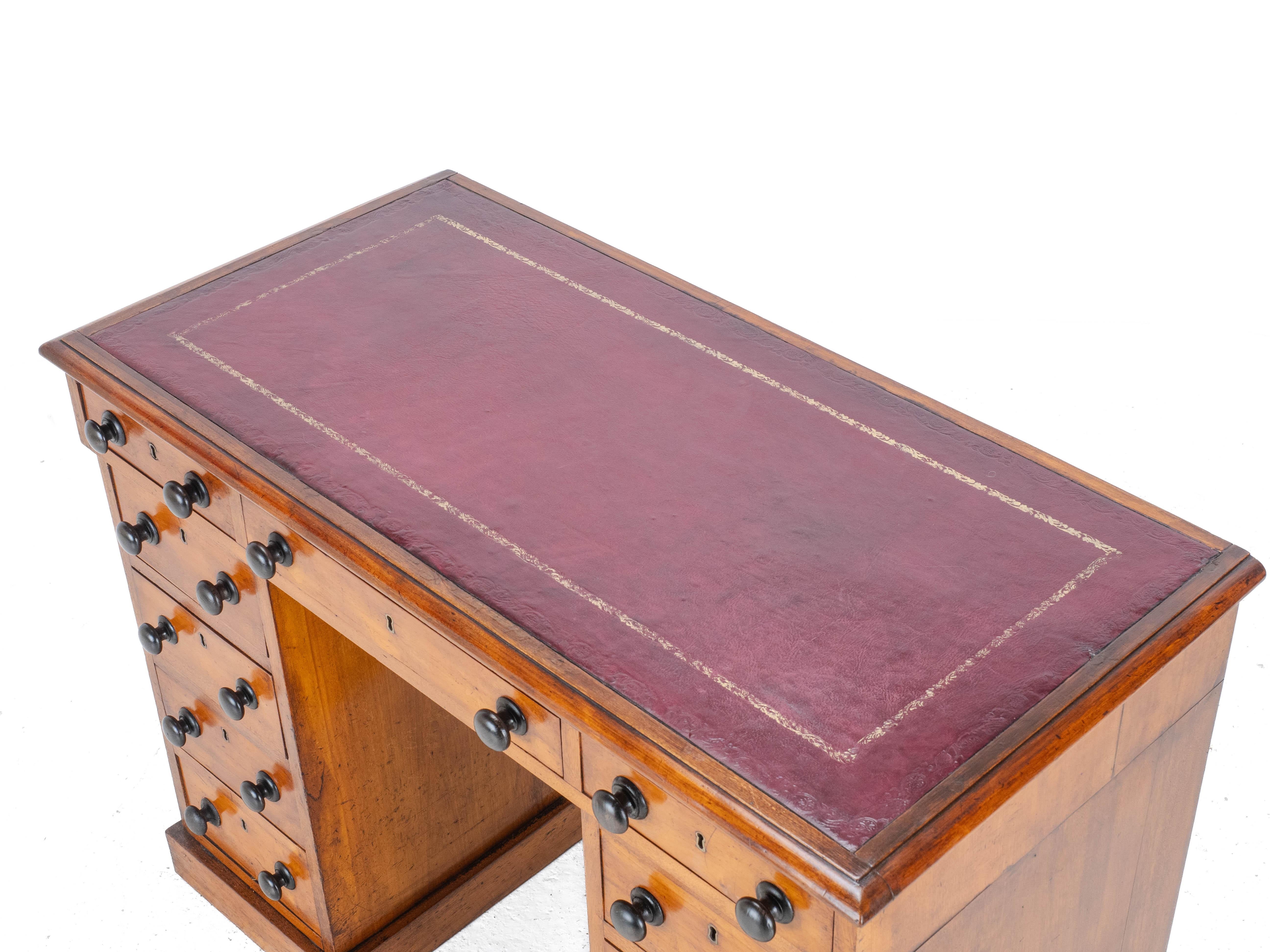 Viktorianischer kleiner Nussbaum Pedestal-Schreibtisch mit lederbezogenem vergoldetem Skiver C1870 im Zustand „Gut“ im Angebot in Leeds, GB