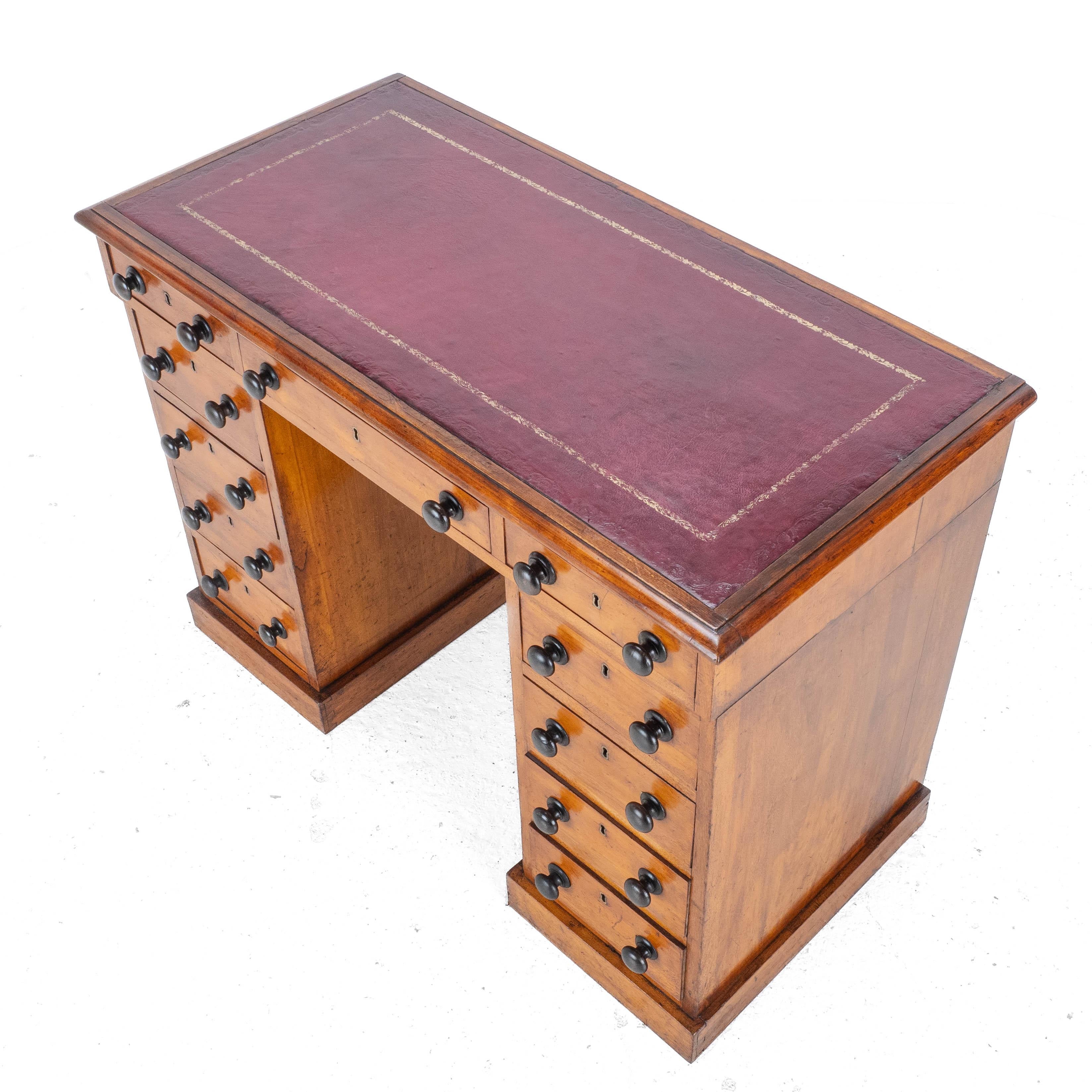Viktorianischer kleiner Nussbaum Pedestal-Schreibtisch mit lederbezogenem vergoldetem Skiver C1870 (Spätes 19. Jahrhundert) im Angebot