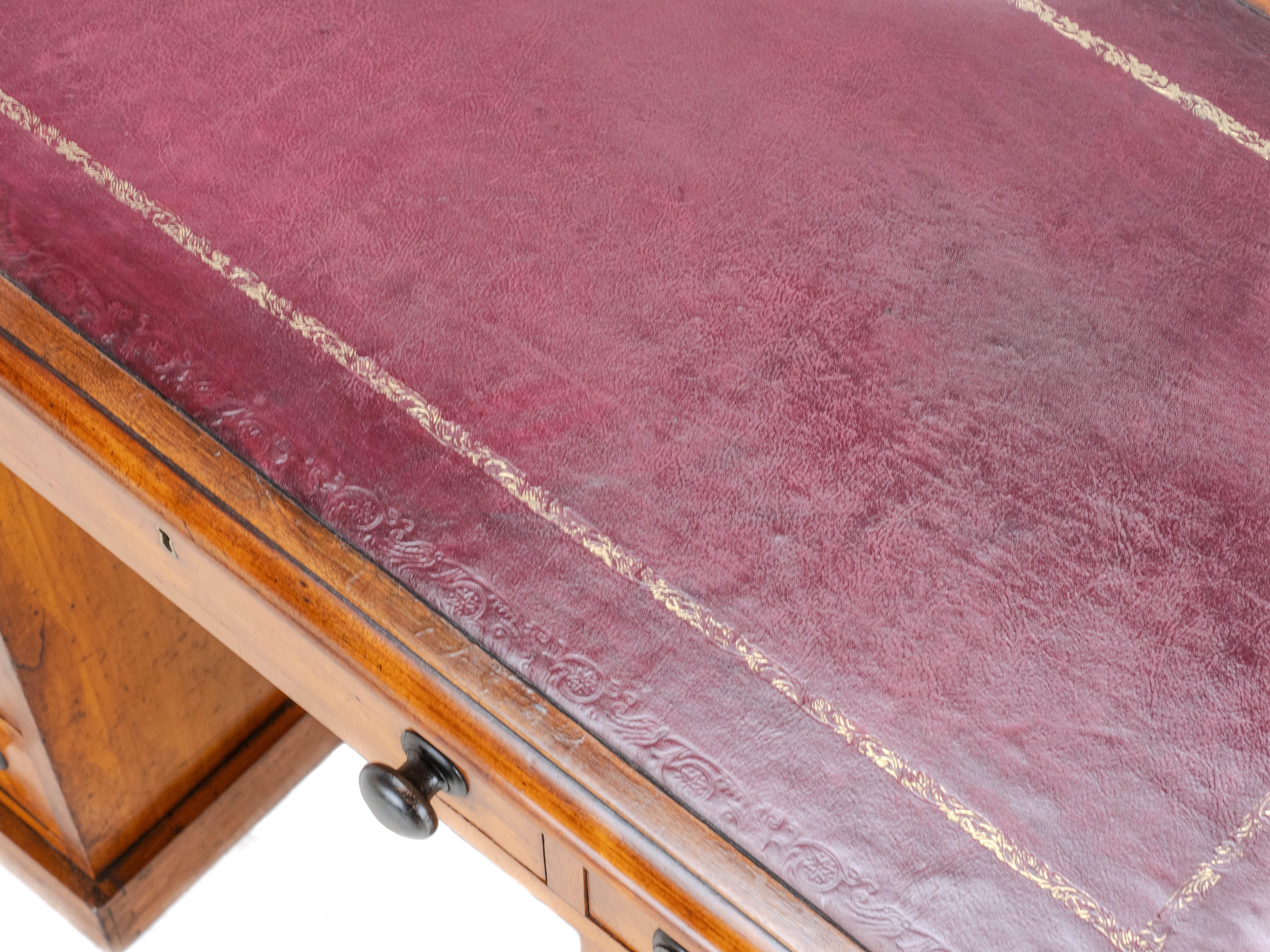 Viktorianischer kleiner Nussbaum Pedestal-Schreibtisch mit lederbezogenem vergoldetem Skiver C1870 (Leder) im Angebot