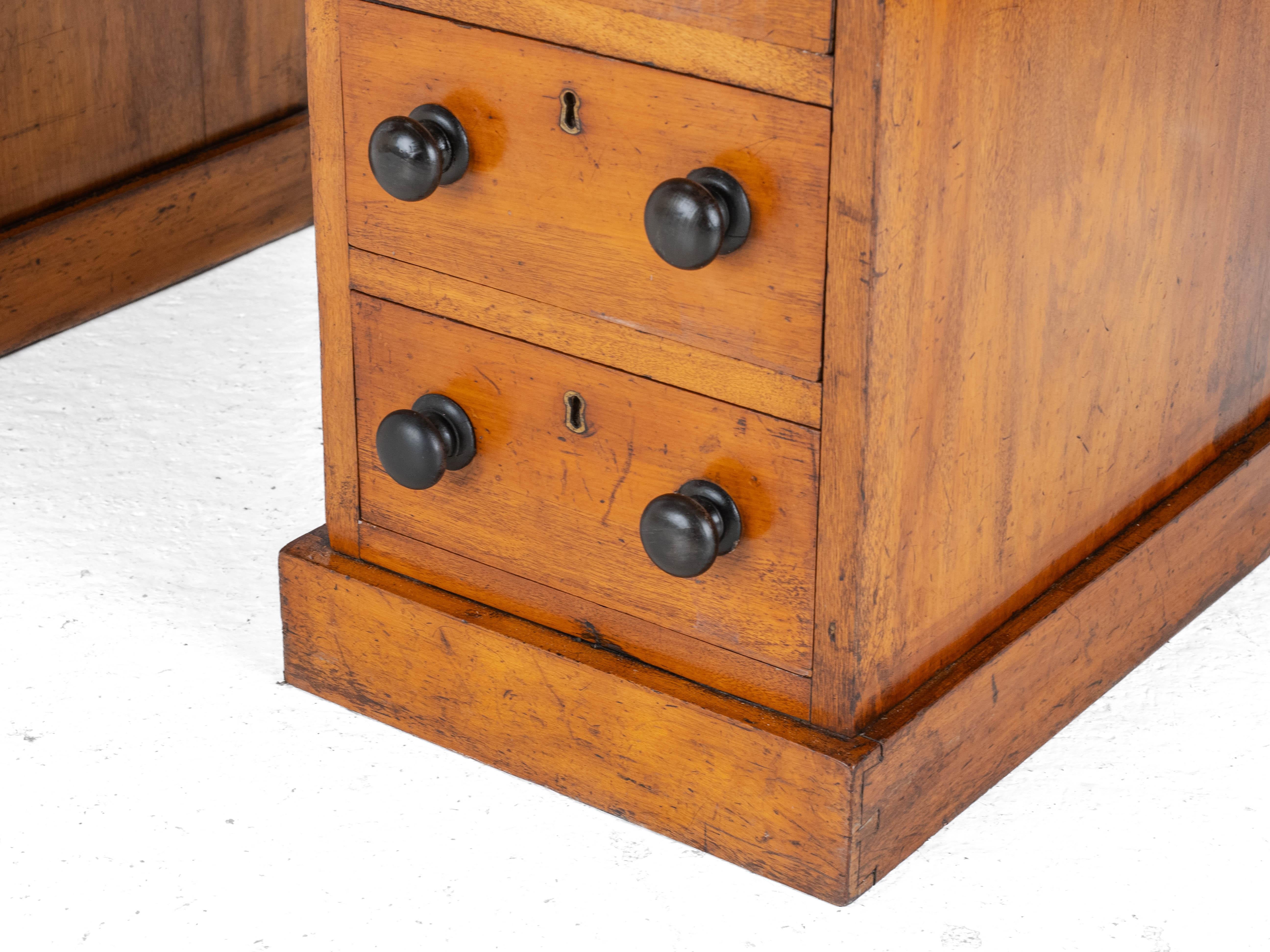 Viktorianischer kleiner Nussbaum Pedestal-Schreibtisch mit lederbezogenem vergoldetem Skiver C1870 im Angebot 1