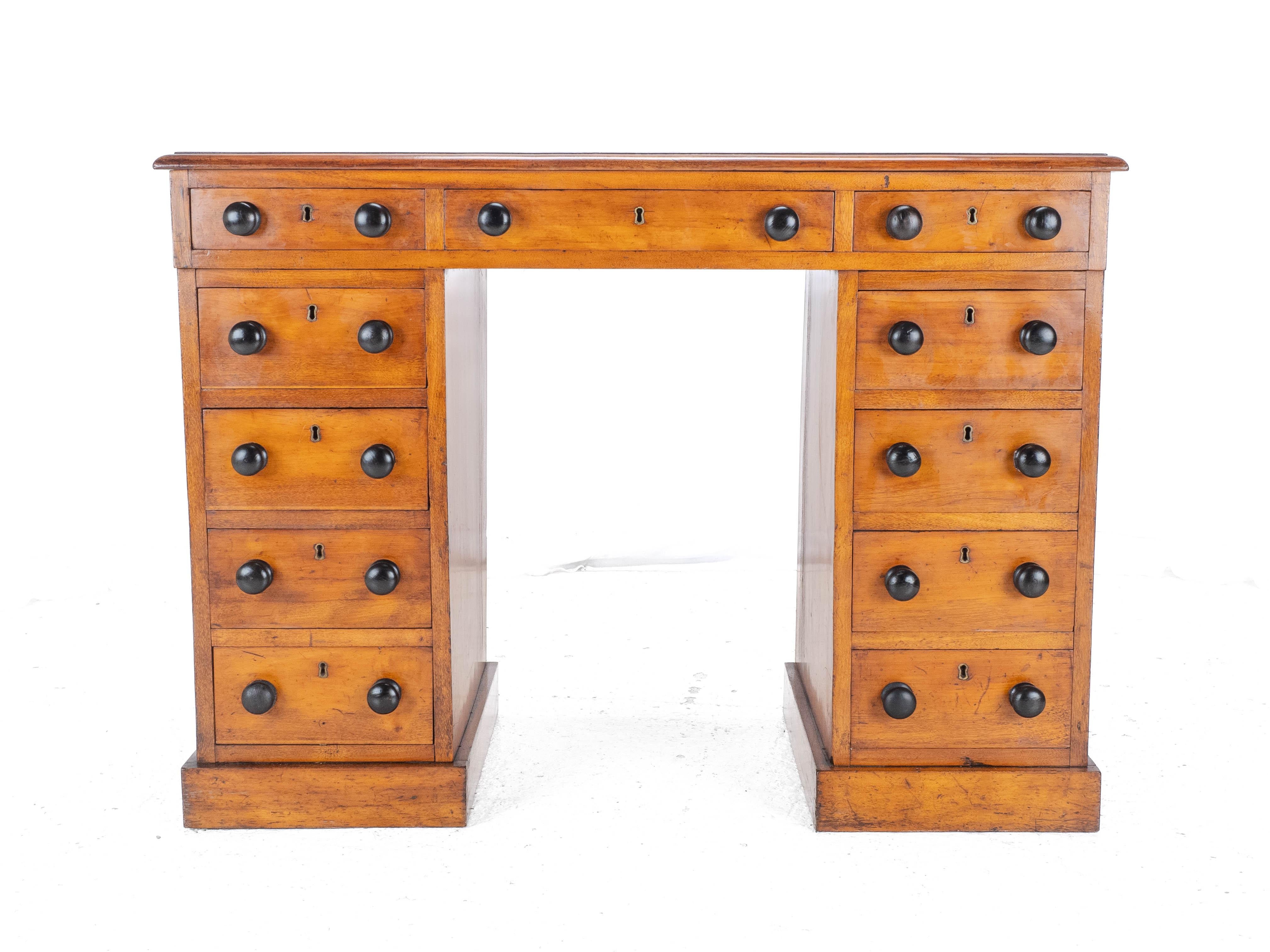 Viktorianischer kleiner Nussbaum Pedestal-Schreibtisch mit lederbezogenem vergoldetem Skiver C1870 im Angebot 2