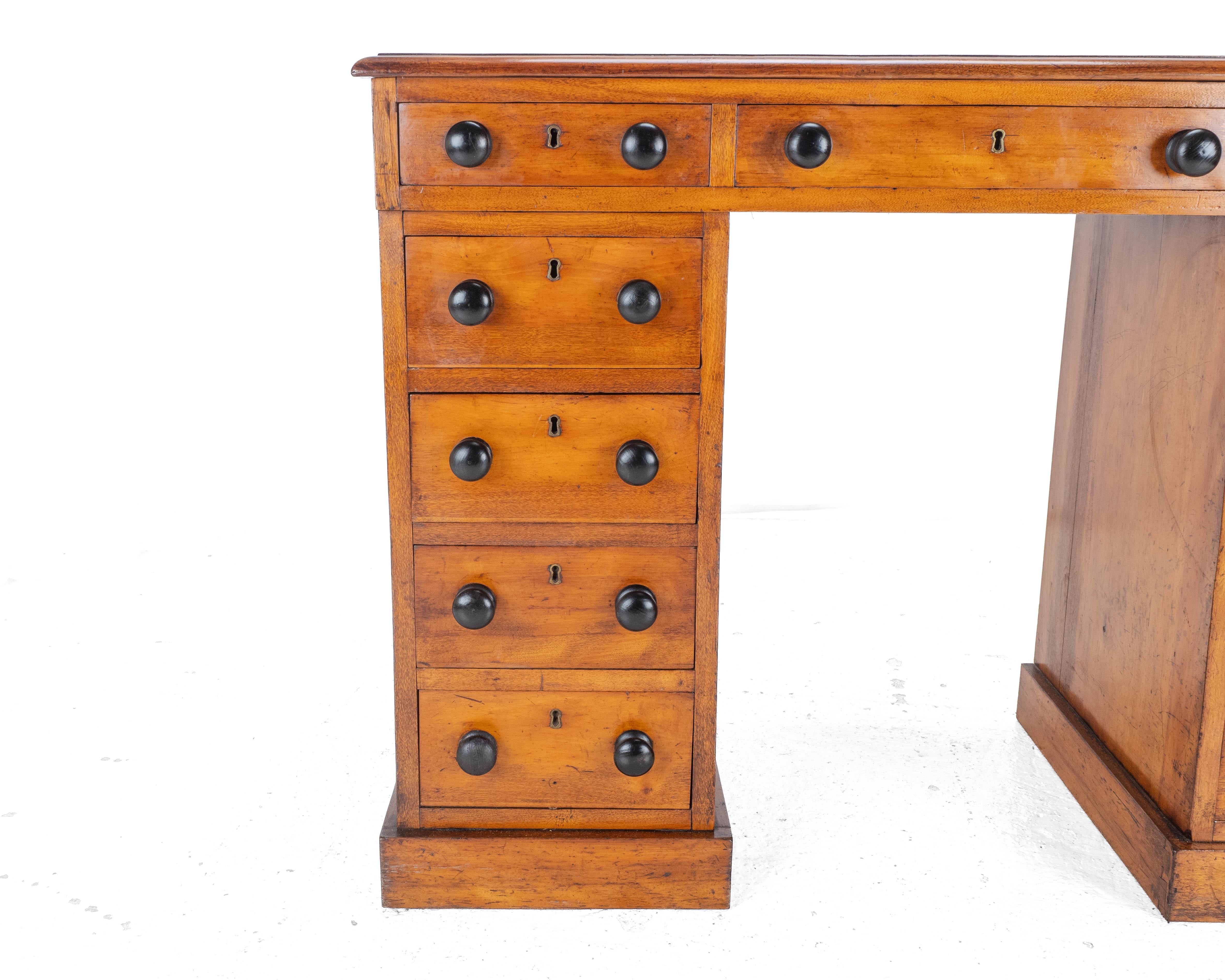 Viktorianischer kleiner Nussbaum Pedestal-Schreibtisch mit lederbezogenem vergoldetem Skiver C1870 im Angebot 3