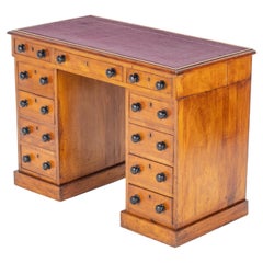 Petit bureau victorien à piédestal en noyer avec plateau en cuir doré C1870