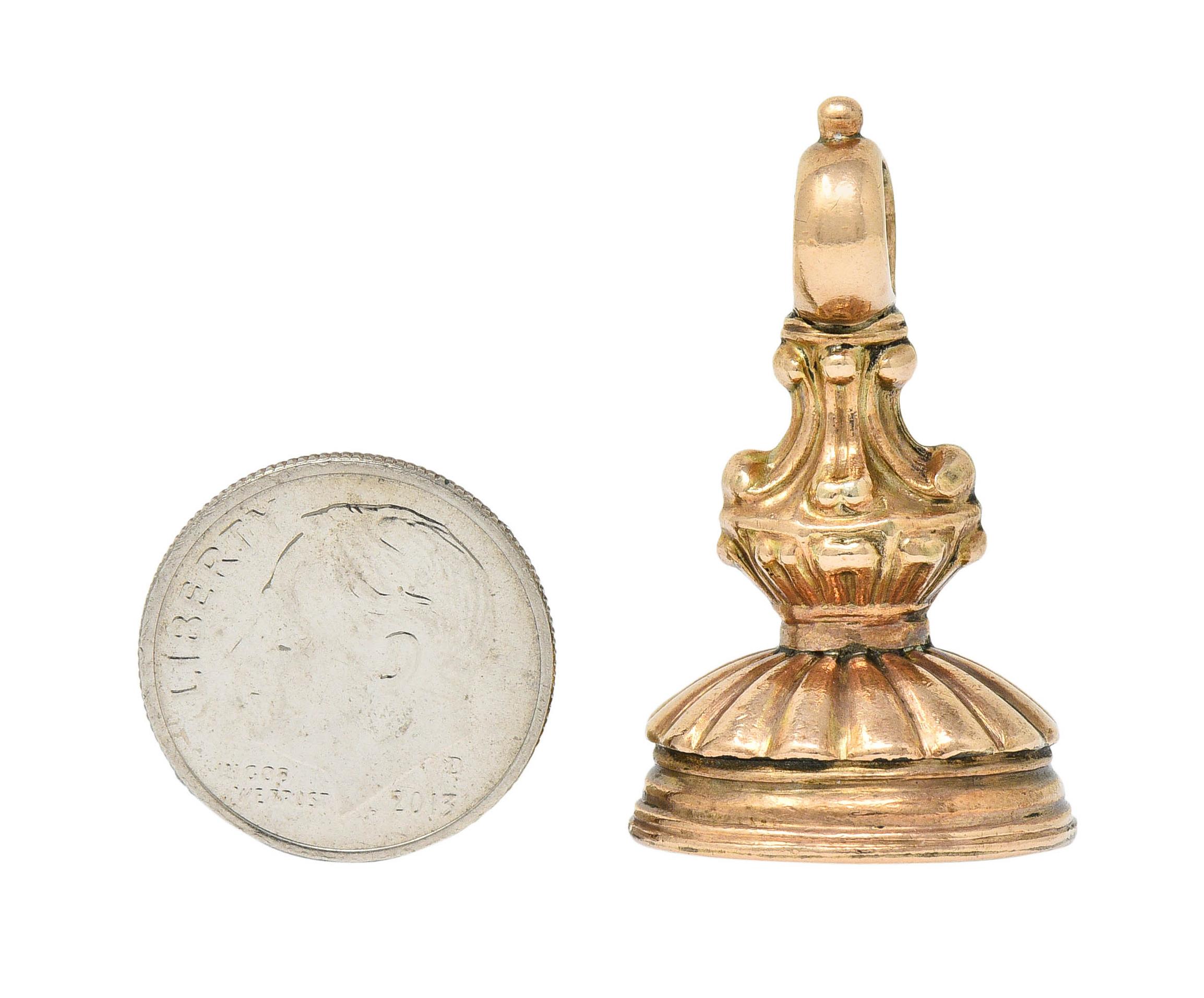 Ciondolo neoclassico vittoriano con quarzo fumé inciso in oro 14 carati in vendita 2