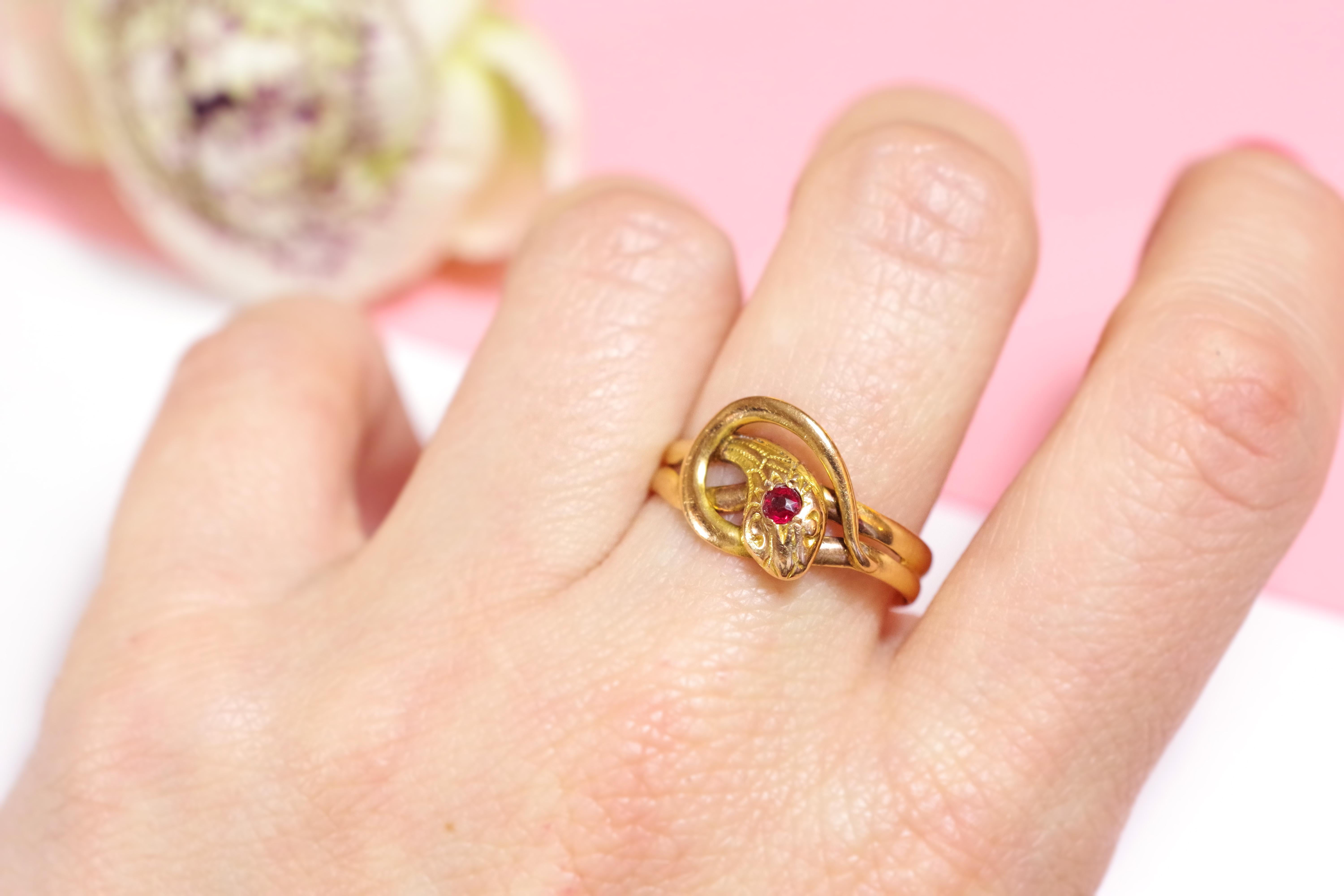 Victorian Snake Garnet Ring, Antique French Engagement Gold Ring In Fair Condition In PARIS, FR