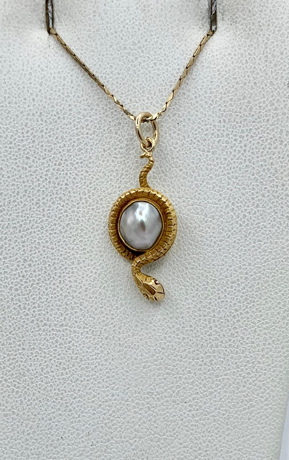 Taglio grezzo Ciondolo a forma di serpente vittoriano in argento, perla barocca, globo d'uovo antico in oro 14 carati in vendita