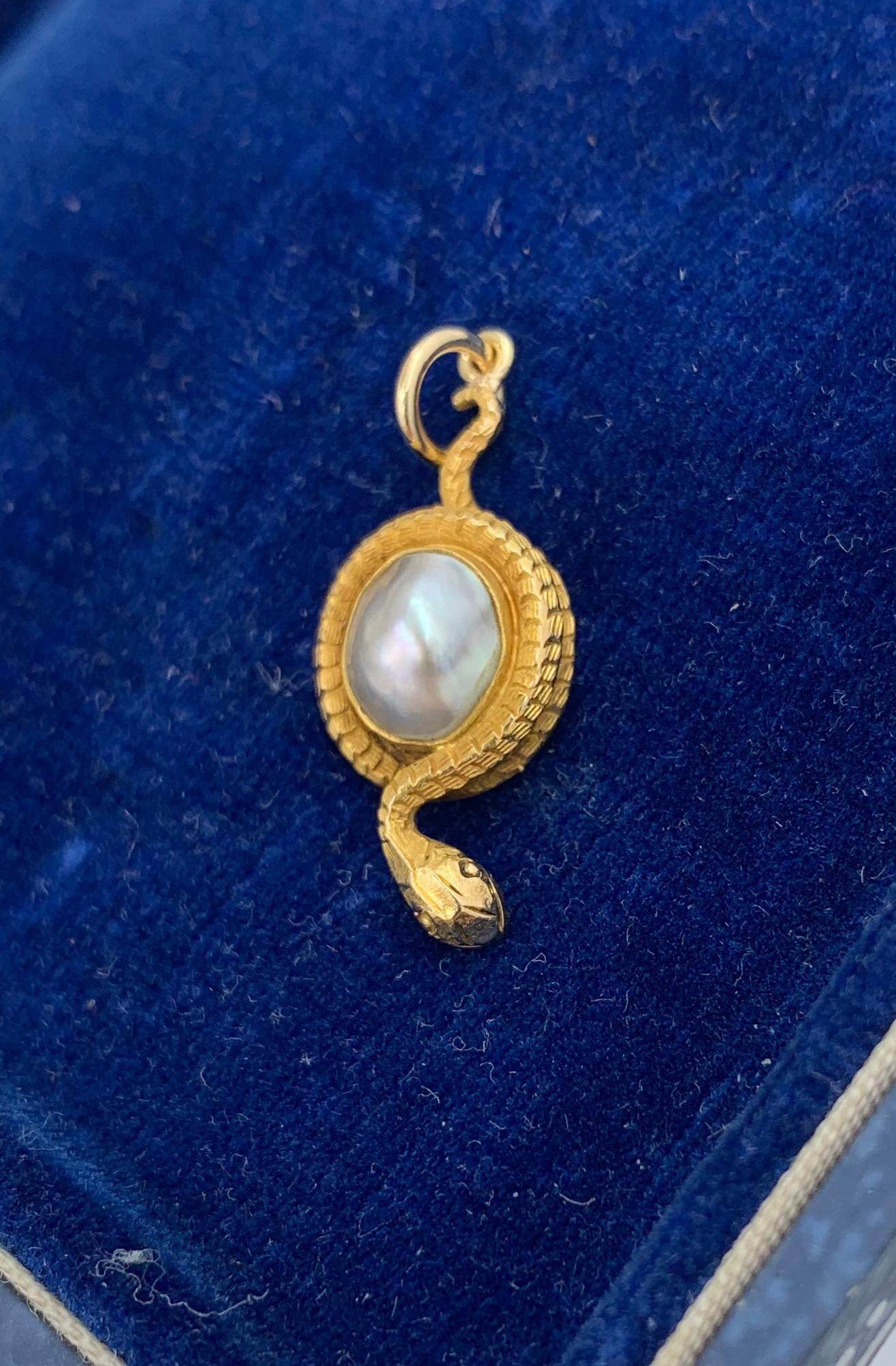 Ciondolo a forma di serpente vittoriano in argento, perla barocca, globo d'uovo antico in oro 14 carati in vendita 1