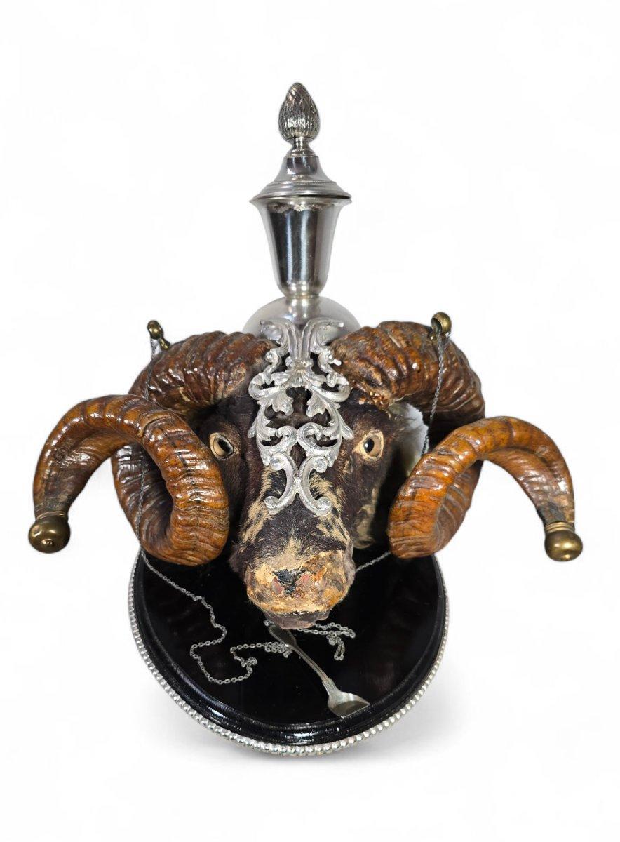 Un'insolita e notevole tabacchiera vittoriana del XIX secolo decorata con una testa di ariete montata. È sormontato da un contenitore in bronzo argentato con coperchio per conservare il tabacco da fiuto.

La testa di ariete poggia su una base di
