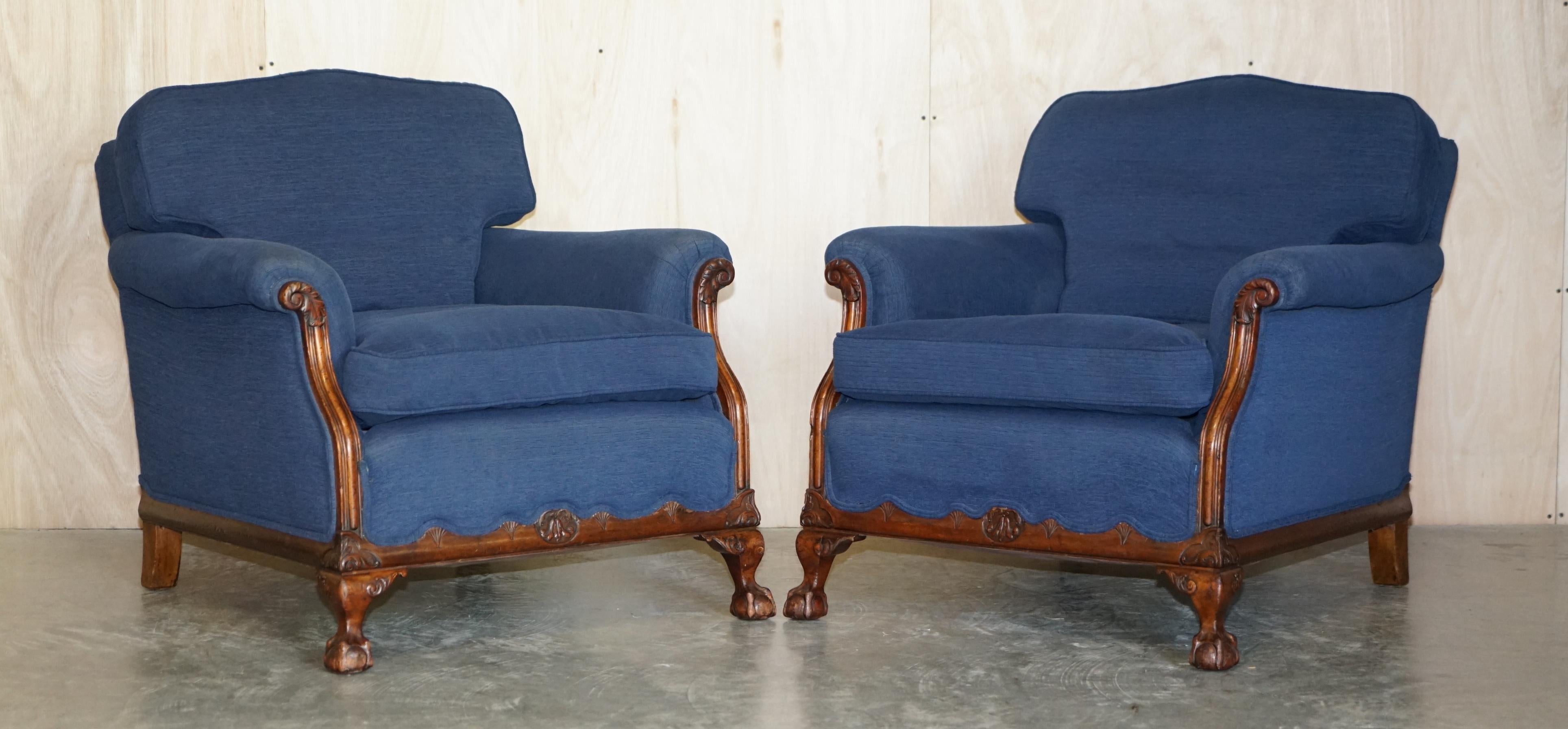 Wir freuen uns, dieses exquisite viktorianische, in Frankreich handgefertigte, nussbaumgerahmte und mit napoleonblauen Polstern versehene dreiteilige Sofa zum Verkauf anzubieten.

Eine sehr gut aussehende und gut gemachte Suite, der Rahmen hat