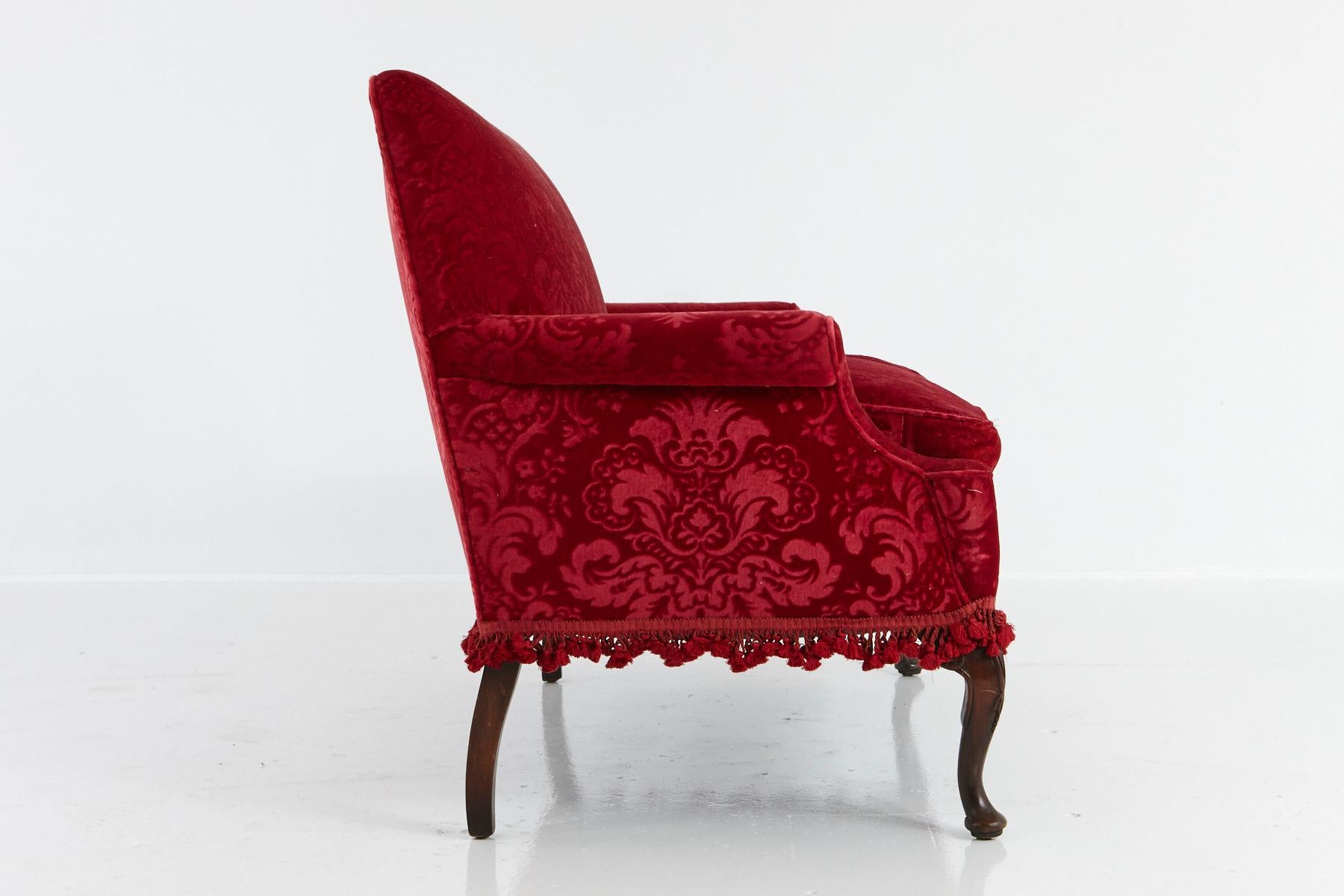 Victorian Sofa in Red Embossed Acanthus Mohair Upholstery No 1 of 2 In Good Condition In Pau, FR