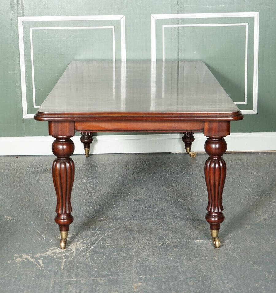 British Victorian Solid Dining Table with Elegant Turned Legs, 19th Century For Sale