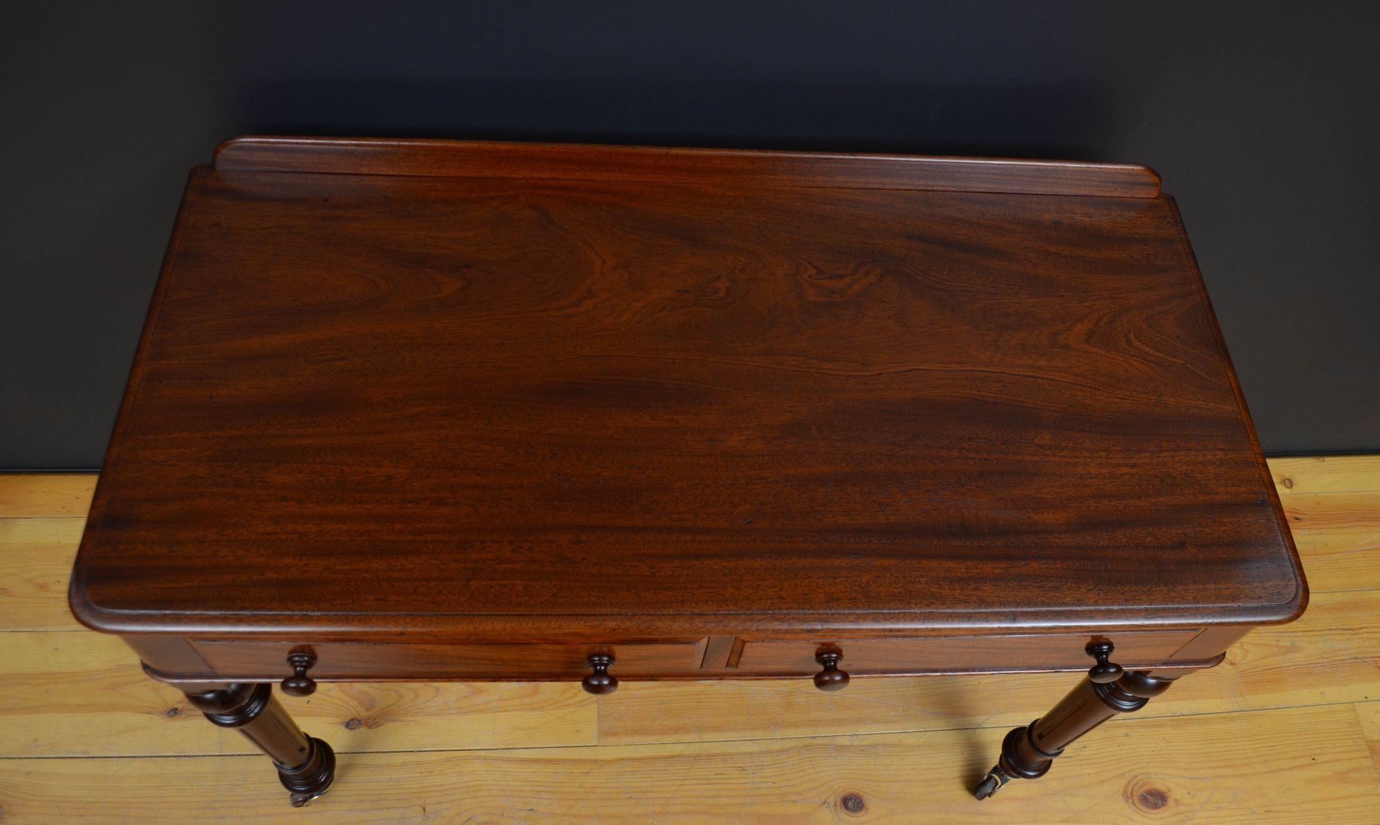 Victorian solid Mahogany writing table In Good Condition For Sale In Whaley Bridge, GB