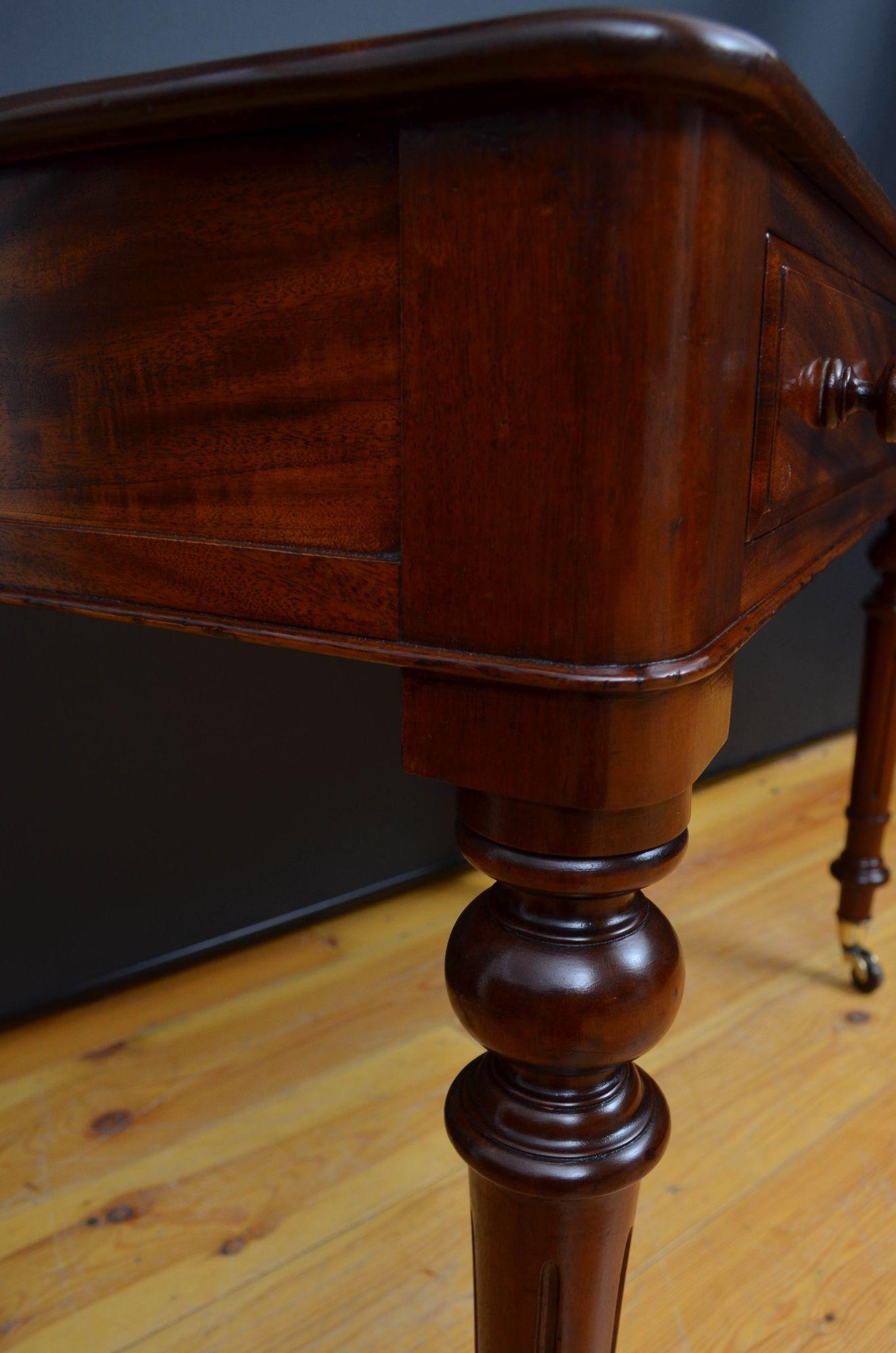 Victorian solid Mahogany writing table For Sale 2