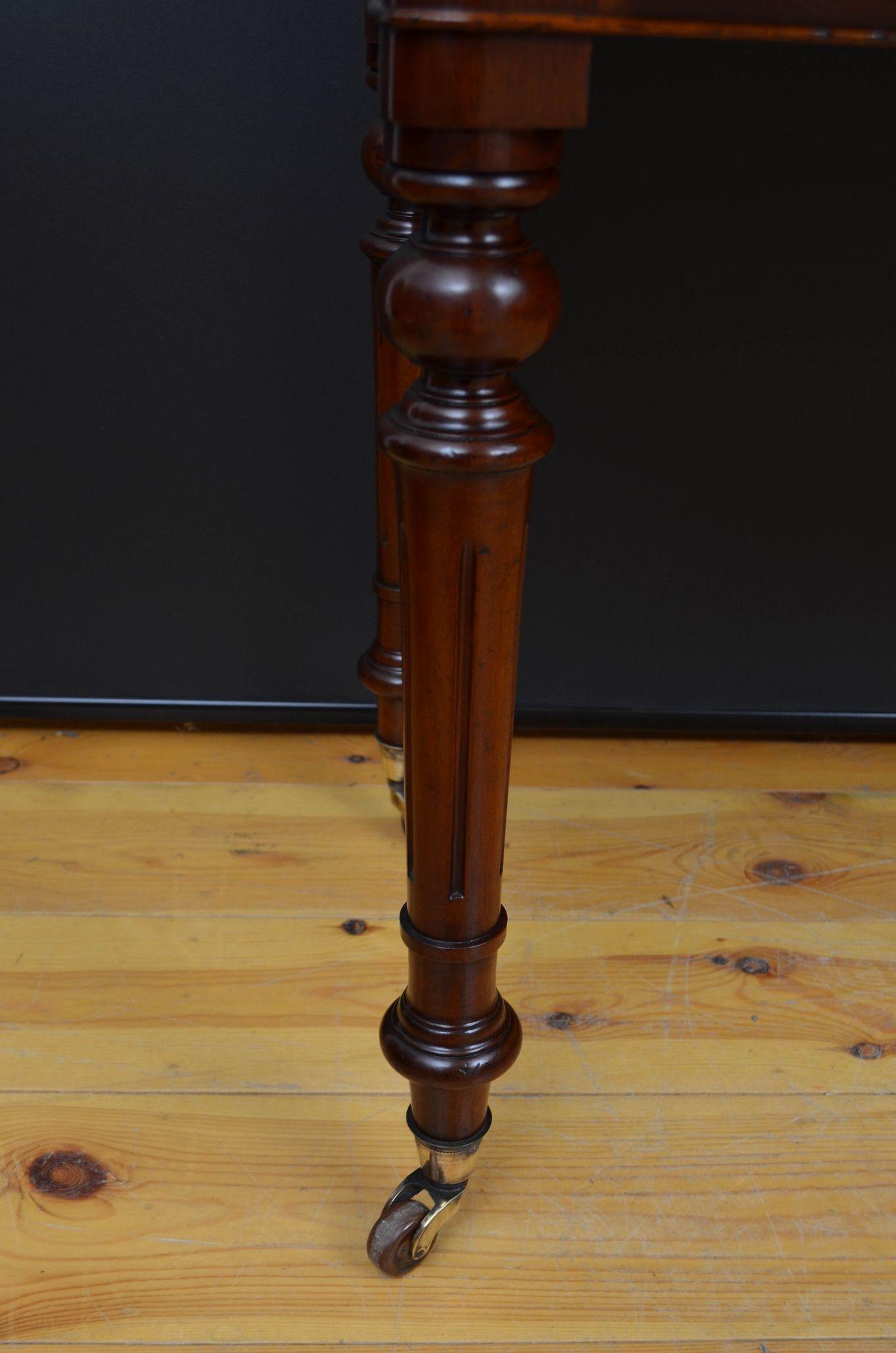 Victorian solid Mahogany writing table For Sale 3