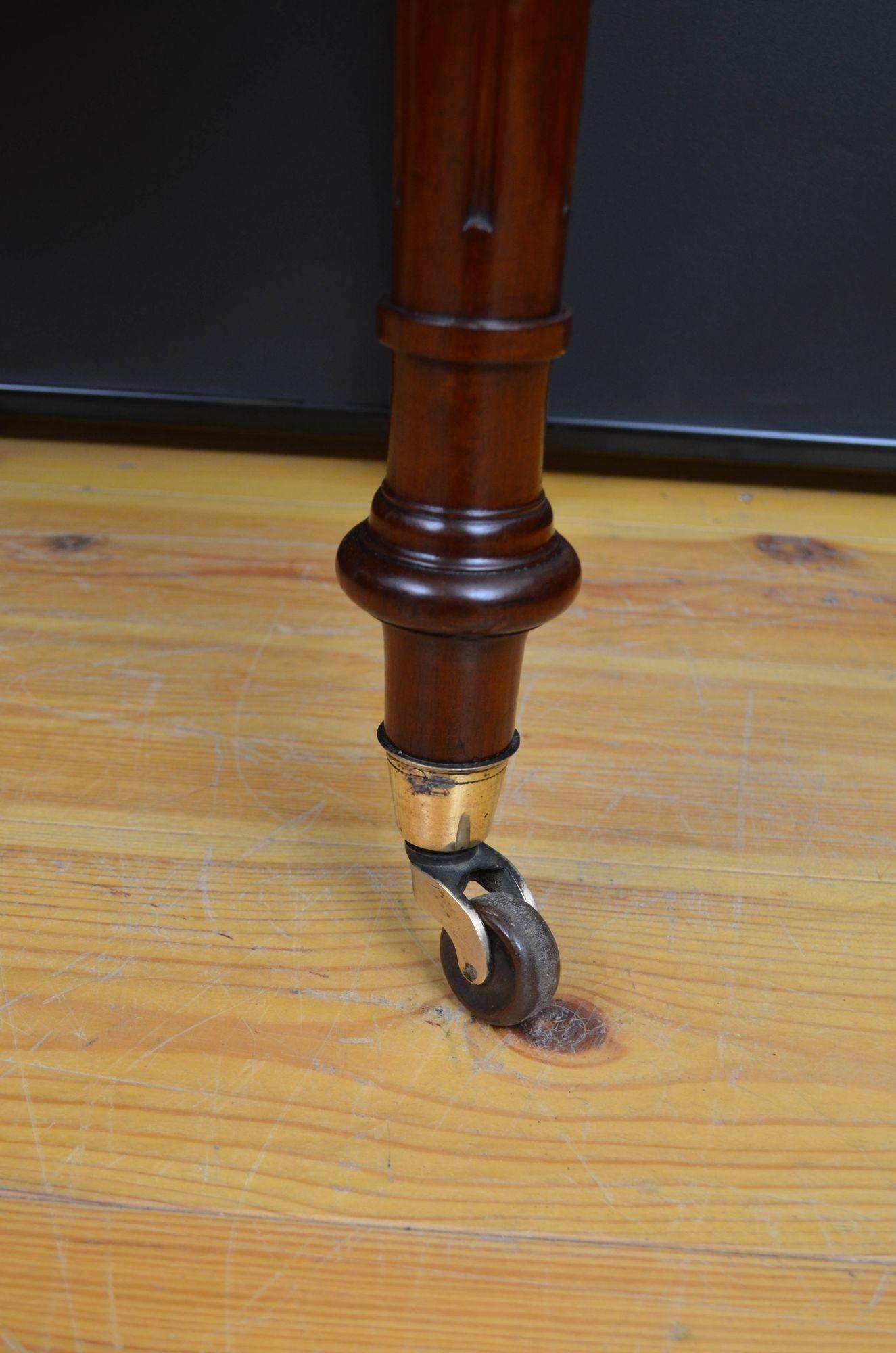 Victorian solid Mahogany writing table For Sale 4