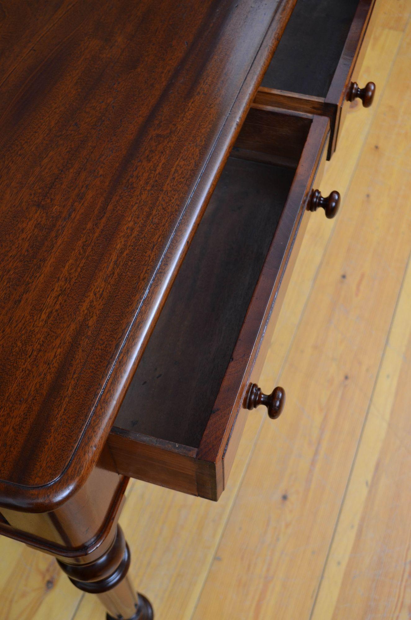 Victorian solid Mahogany writing table For Sale 5