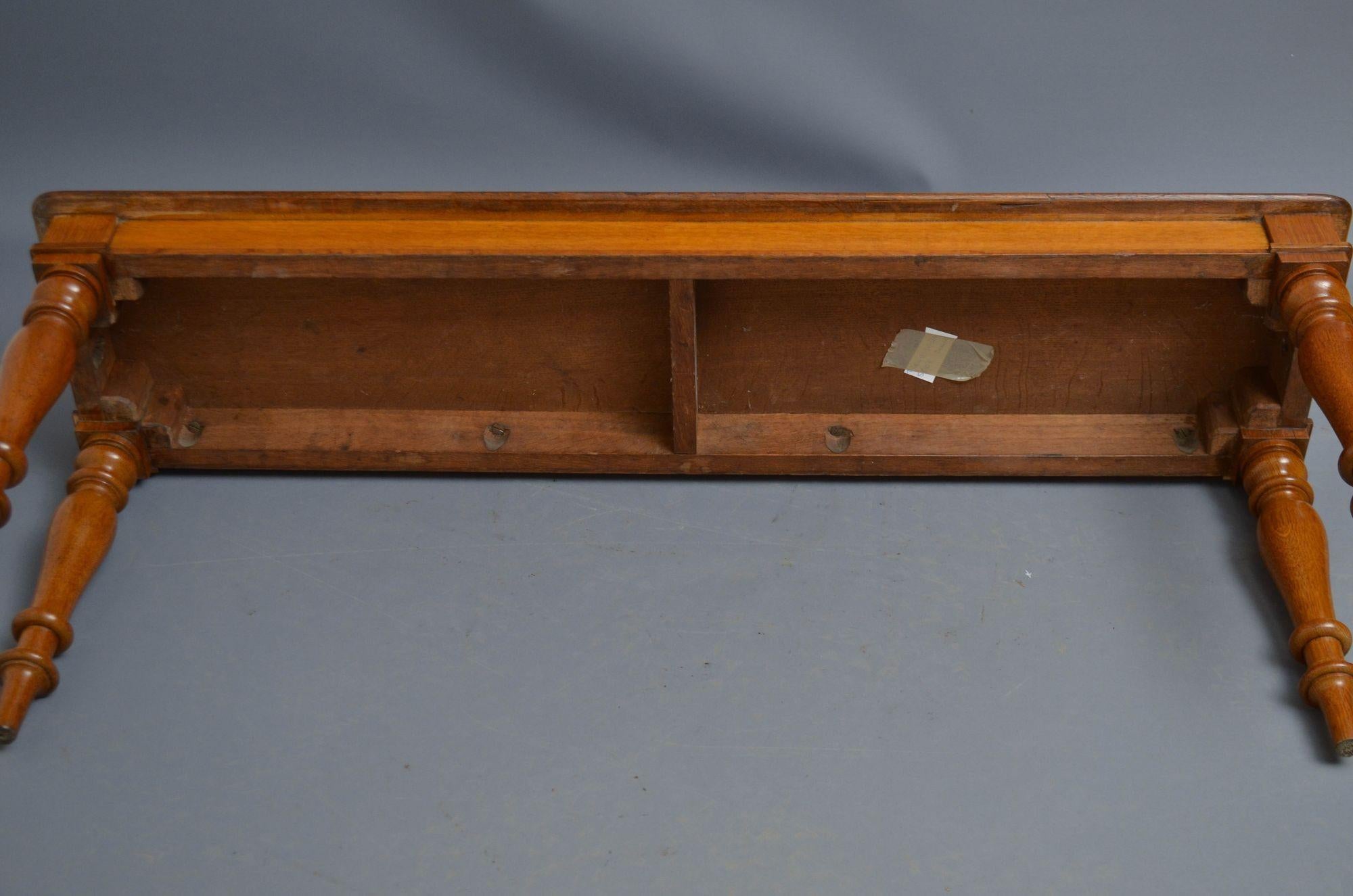 Banc de salle en chêne massif de l'époque victorienne en vente 5