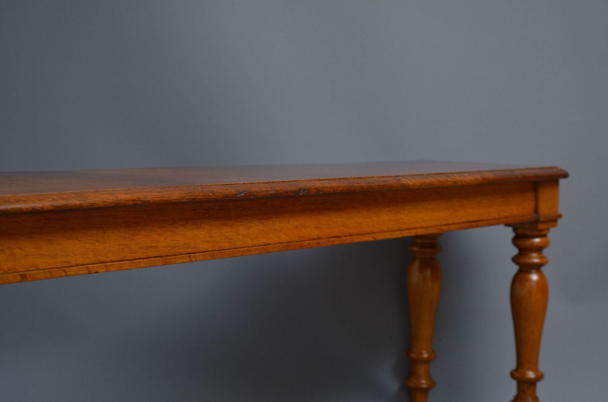 Banc de salle en chêne massif de l'époque victorienne en vente 2