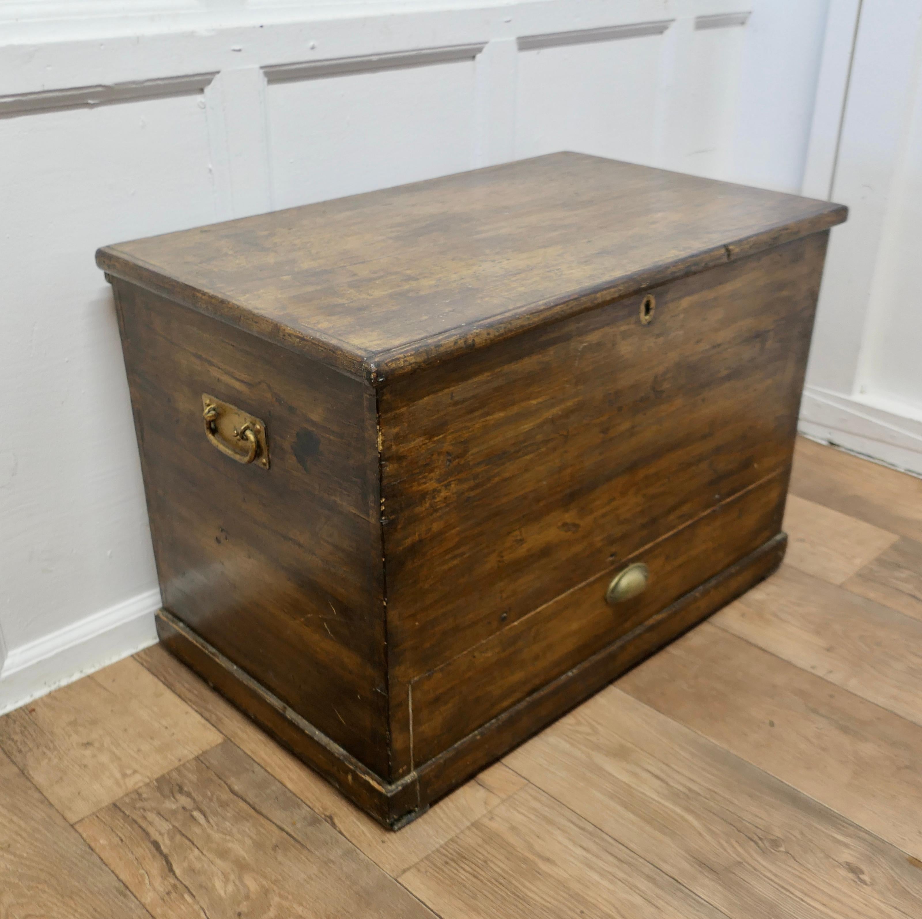  Viktorianische Truhe aus massivem Kiefernholz.  The Chest ist ein robustes Stück, es hat einen verdeckten im Zustand „Gut“ im Angebot in Chillerton, Isle of Wight