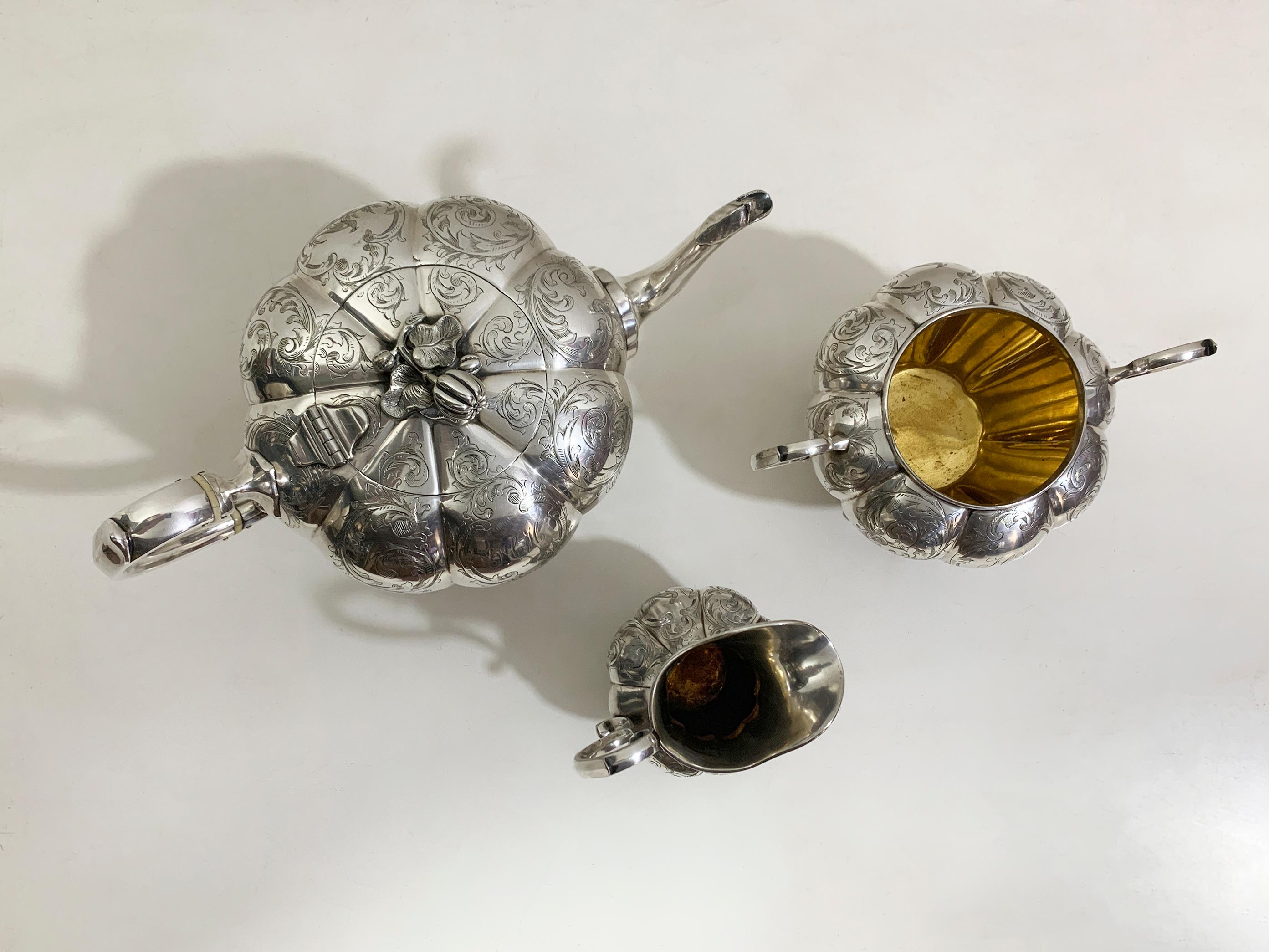 Ein exquisites und seltenes Teeservice aus englischem Sterlingsilber aus der Mitte des 19. Jahrhunderts, bestehend aus einer Teekanne, einer Zuckerdose und einem Milchkännchen, hergestellt von der geschätzten Silberschmiede Roberts & Staler. Dieses
