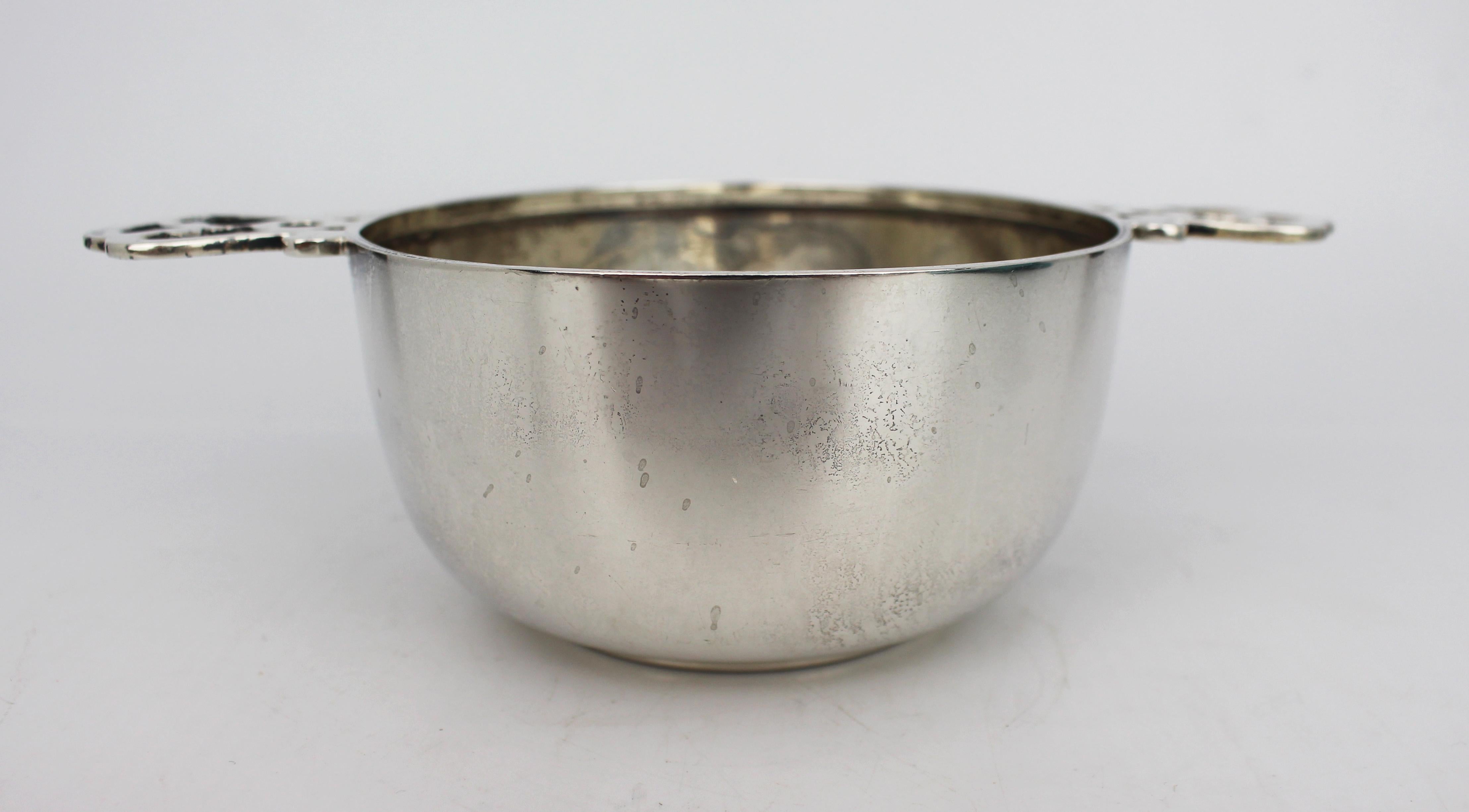 British Victorian Solid Silver Porringer by Charles Edwards, London, 1896 For Sale