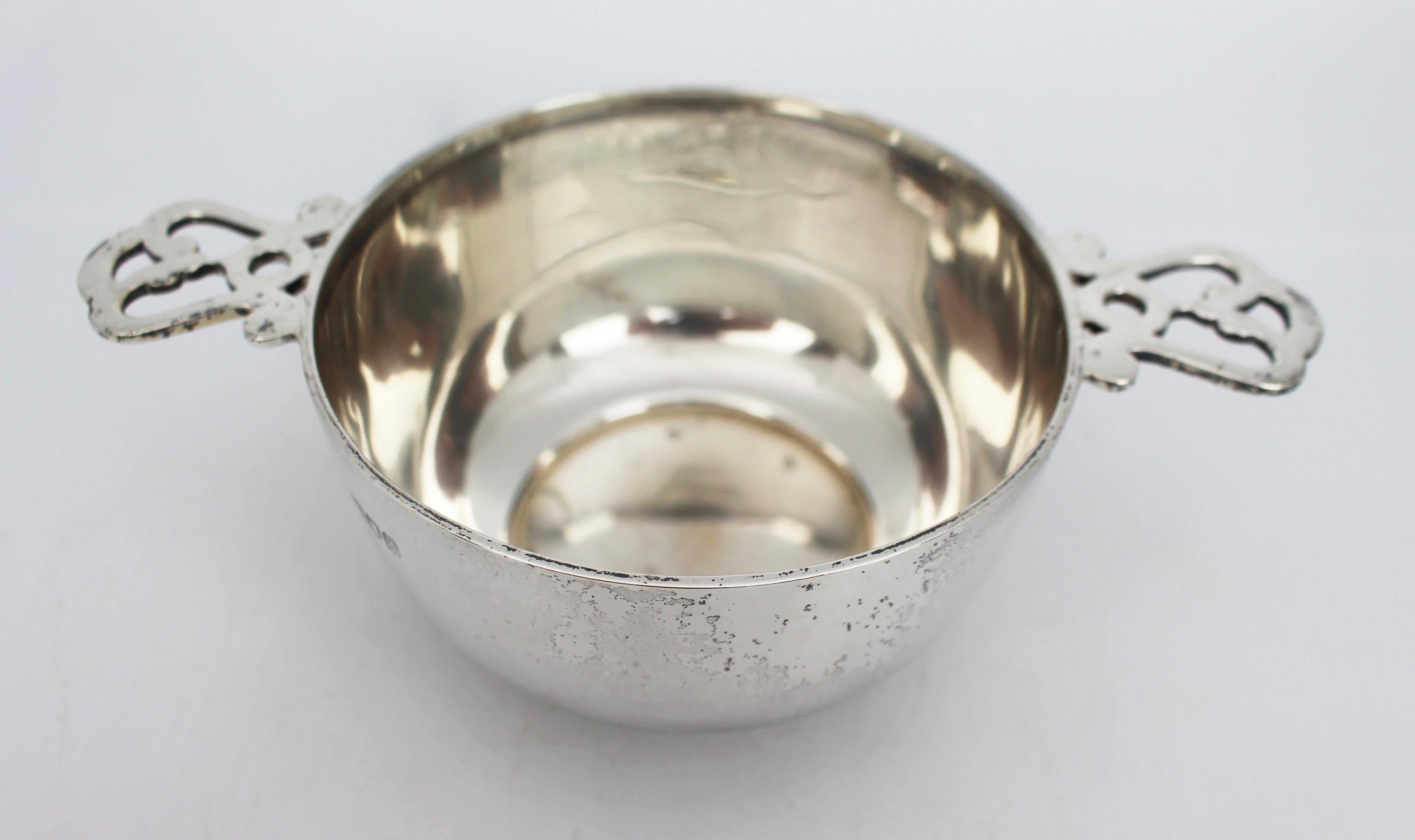 Victorian Solid Silver Porringer by Charles Edwards, London, 1896 In Good Condition For Sale In Worcester, GB