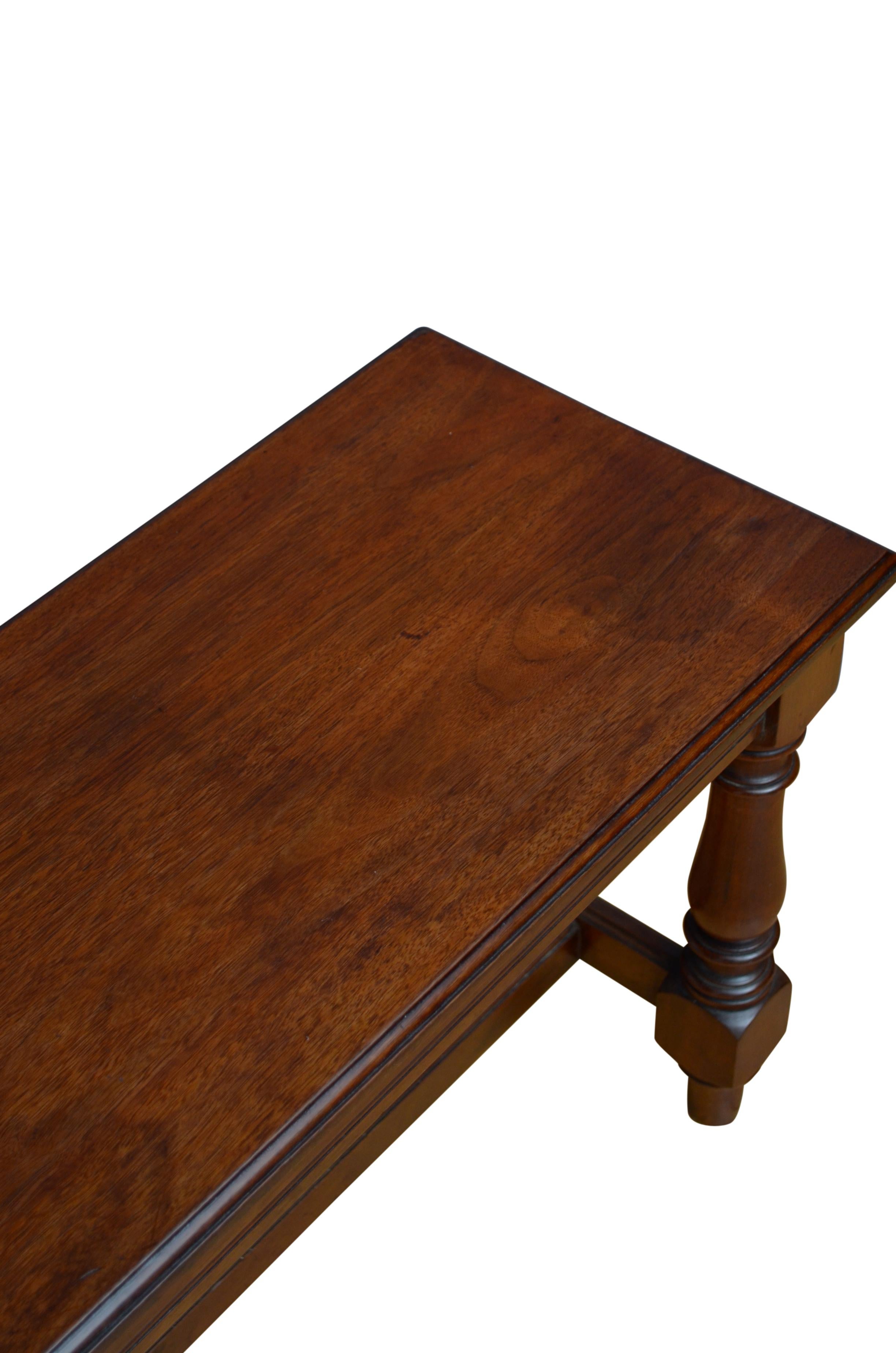 Victorian solid Walnut Hall Bench In Good Condition For Sale In Whaley Bridge, GB