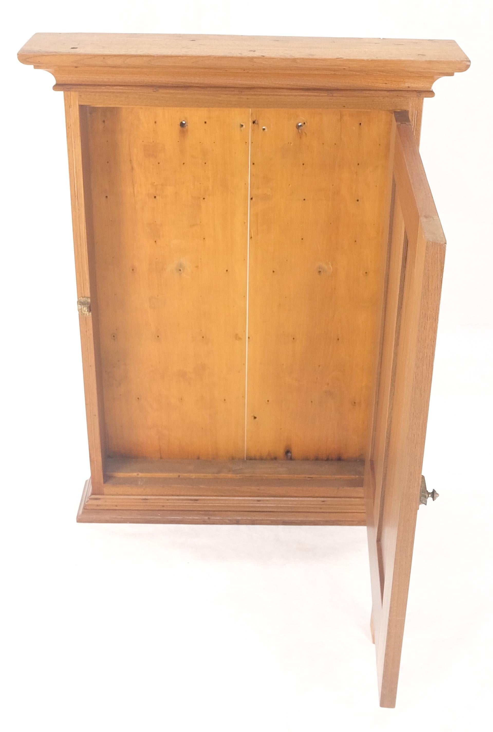 Armadietto a muro piatto appeso in noce massiccio vittoriano per le chiavi Top a corona MINT in vendita 6