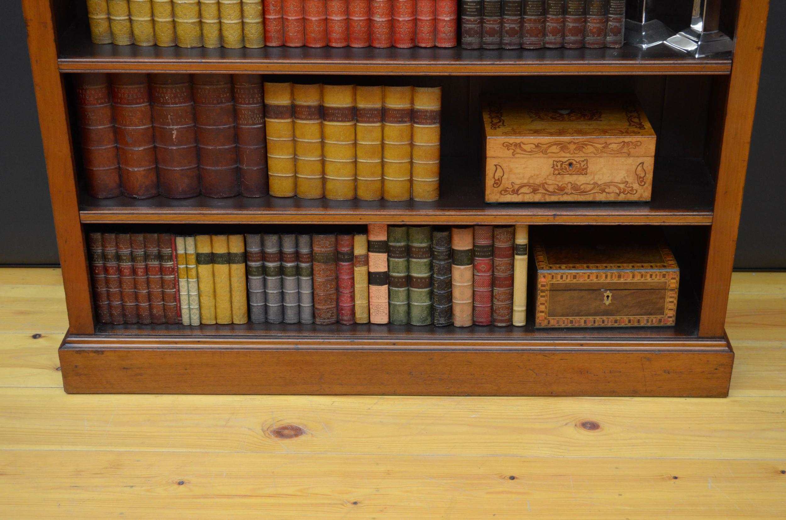 offenes viktorianisches Bücherregal aus massivem Nussbaumholz im Angebot 4