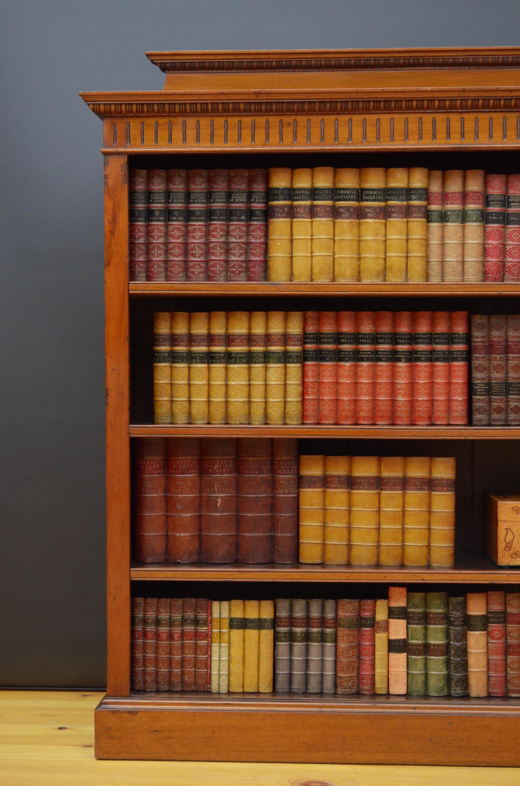 offenes viktorianisches Bücherregal aus massivem Nussbaumholz (Walnuss) im Angebot