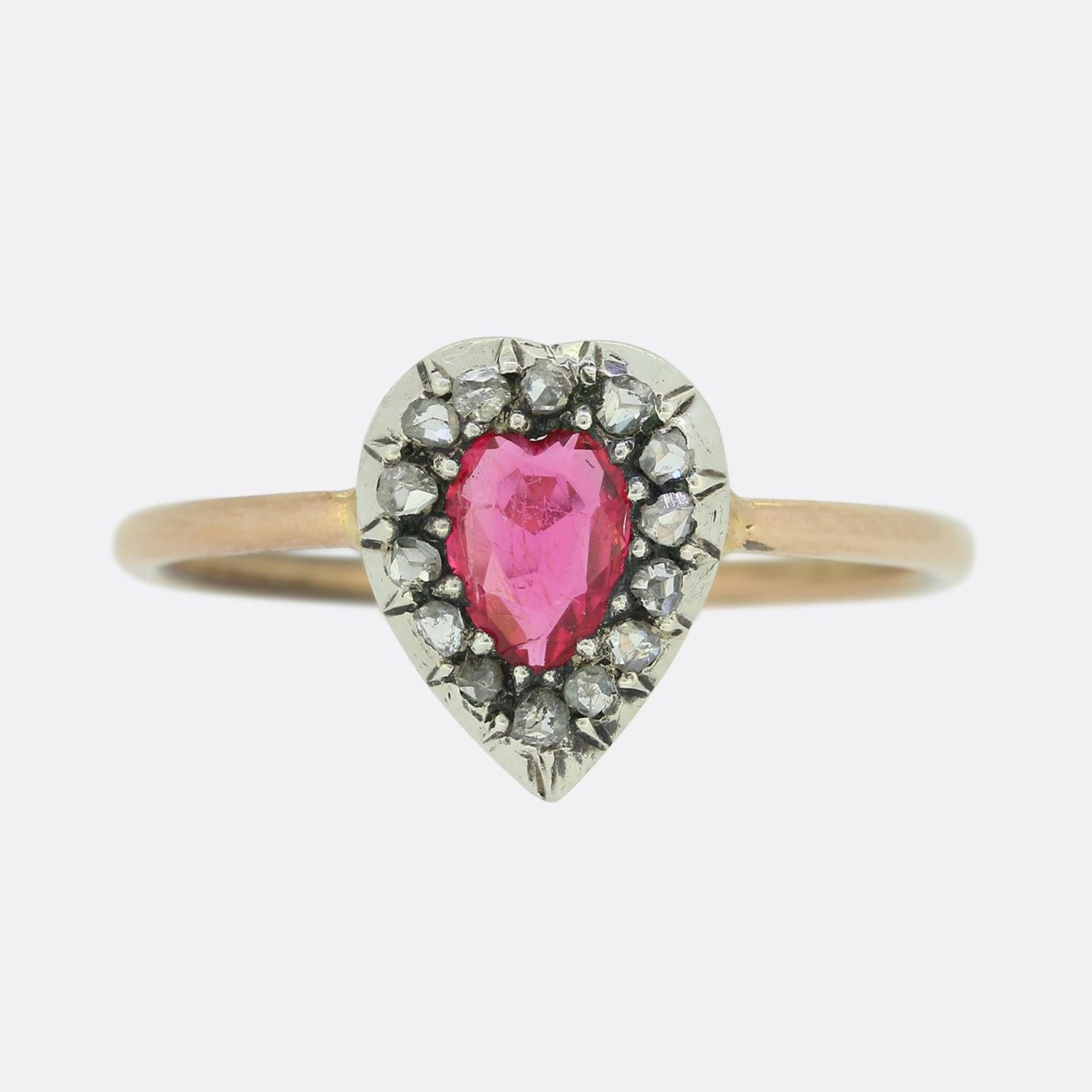 Hier haben wir einen fabelhaften Spinell- und Diamantring, der ursprünglich aus der viktorianischen Ära stammt. Dieser Ring wurde in Form eines einzelnen Herzens mit einem herzförmigen Spinell in der Mitte und umliegenden Diamanten im Rosenschliff