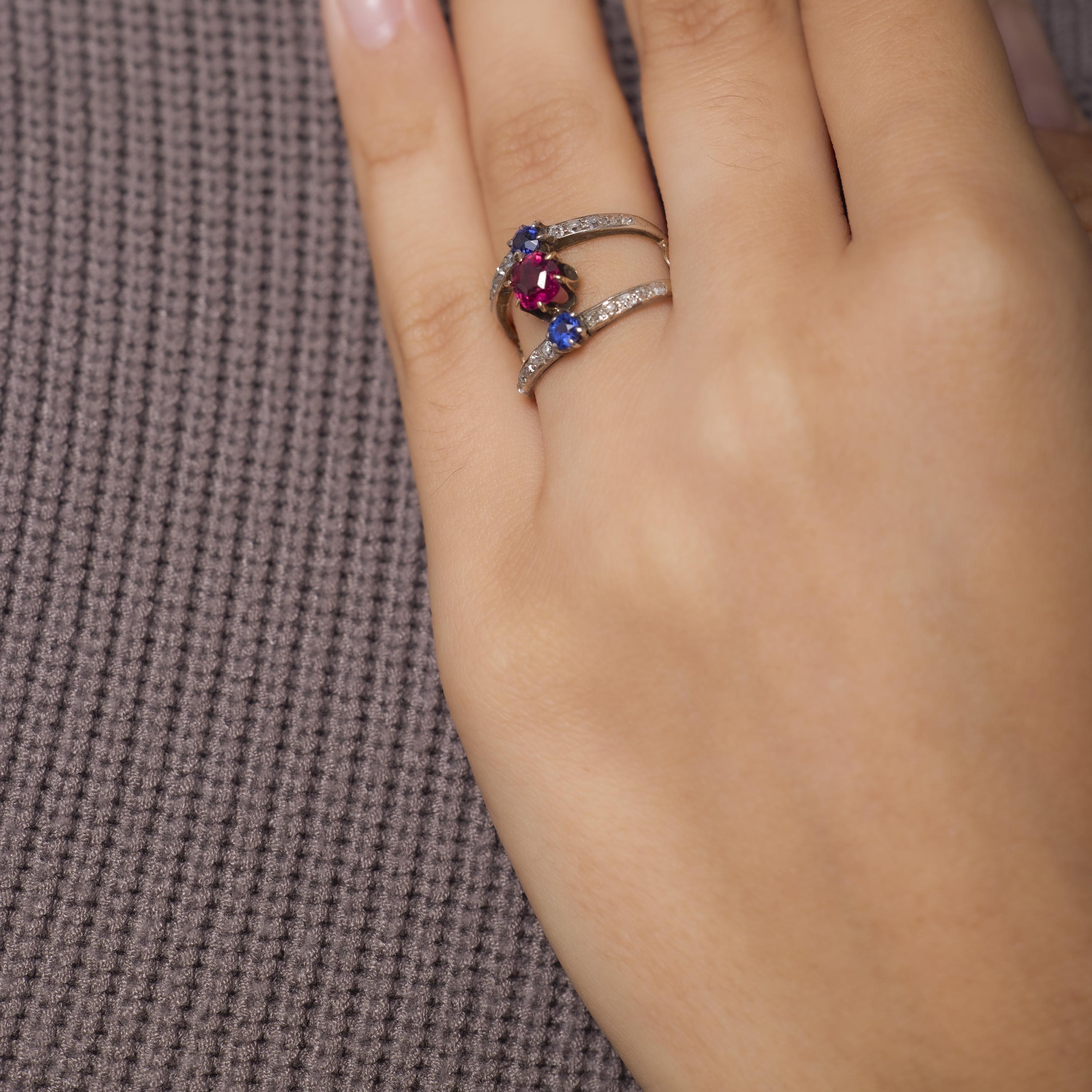 Victorian spinel sapphire diamond 18k yellow gold and silver 2 band ring In Good Condition For Sale In Beverly Hills, CA