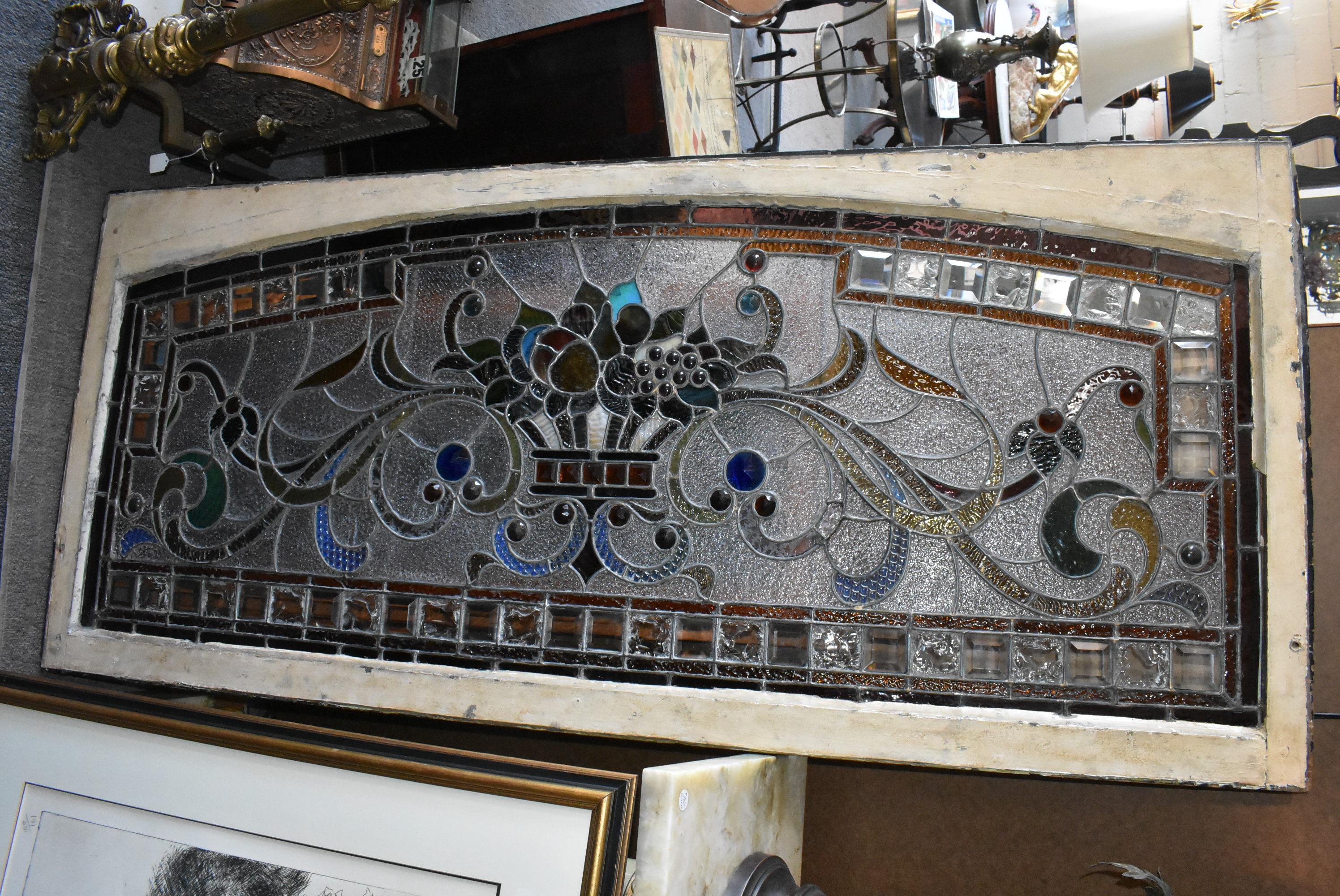 Ventana de travesaño victoriana de cristal tintado y biselado con frutero 64 en venta 4