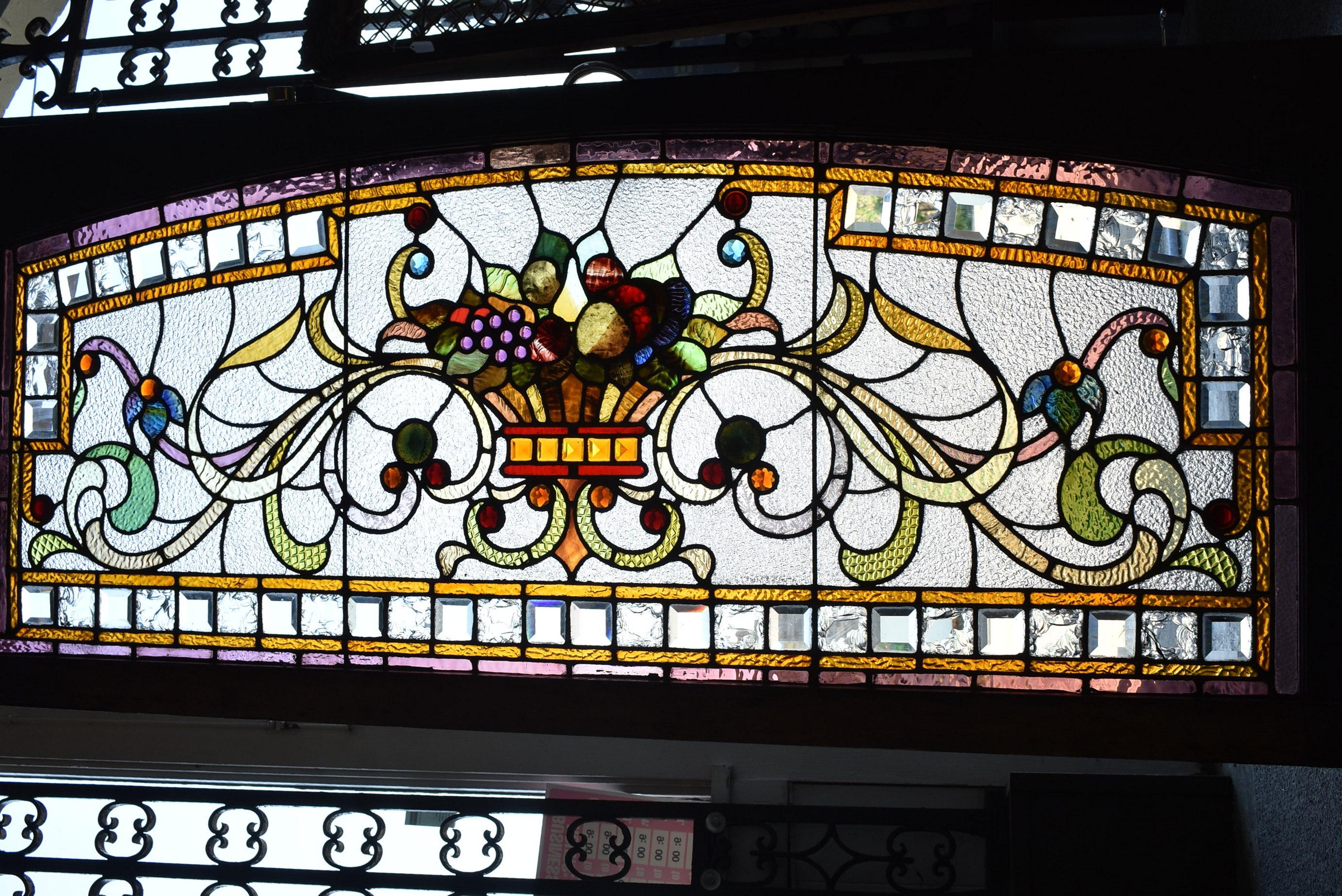 Antigua ventana victoriana de travesaño manchada y biselada con frutero. Una hermosa ventana con cristales y joyas poco habituales.  Parte superior arqueada  hacia 1890. Vidrio de fondo transparente con reverso de granito. Biseles de 2 1/4
