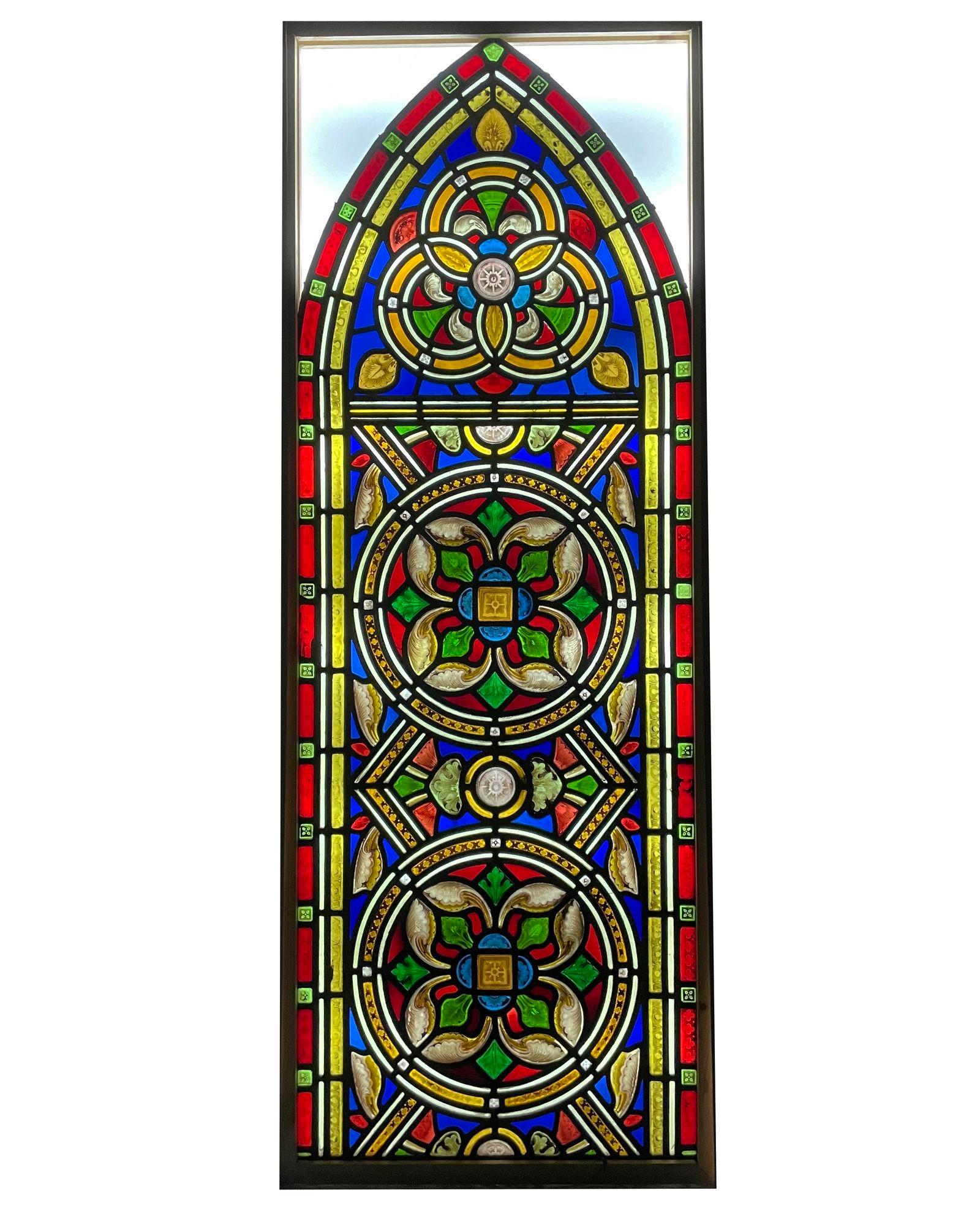 Ein antikes viktorianisches gewölbtes Glasfenster mit einer stilisierten Tudor-Rose, das ursprünglich aus einer Kirche in Nordengland stammt.

Drei handgemalte, detaillierte Blumen bilden das Herzstück dieses Stücks. Es enthält sowohl kirchliche als
