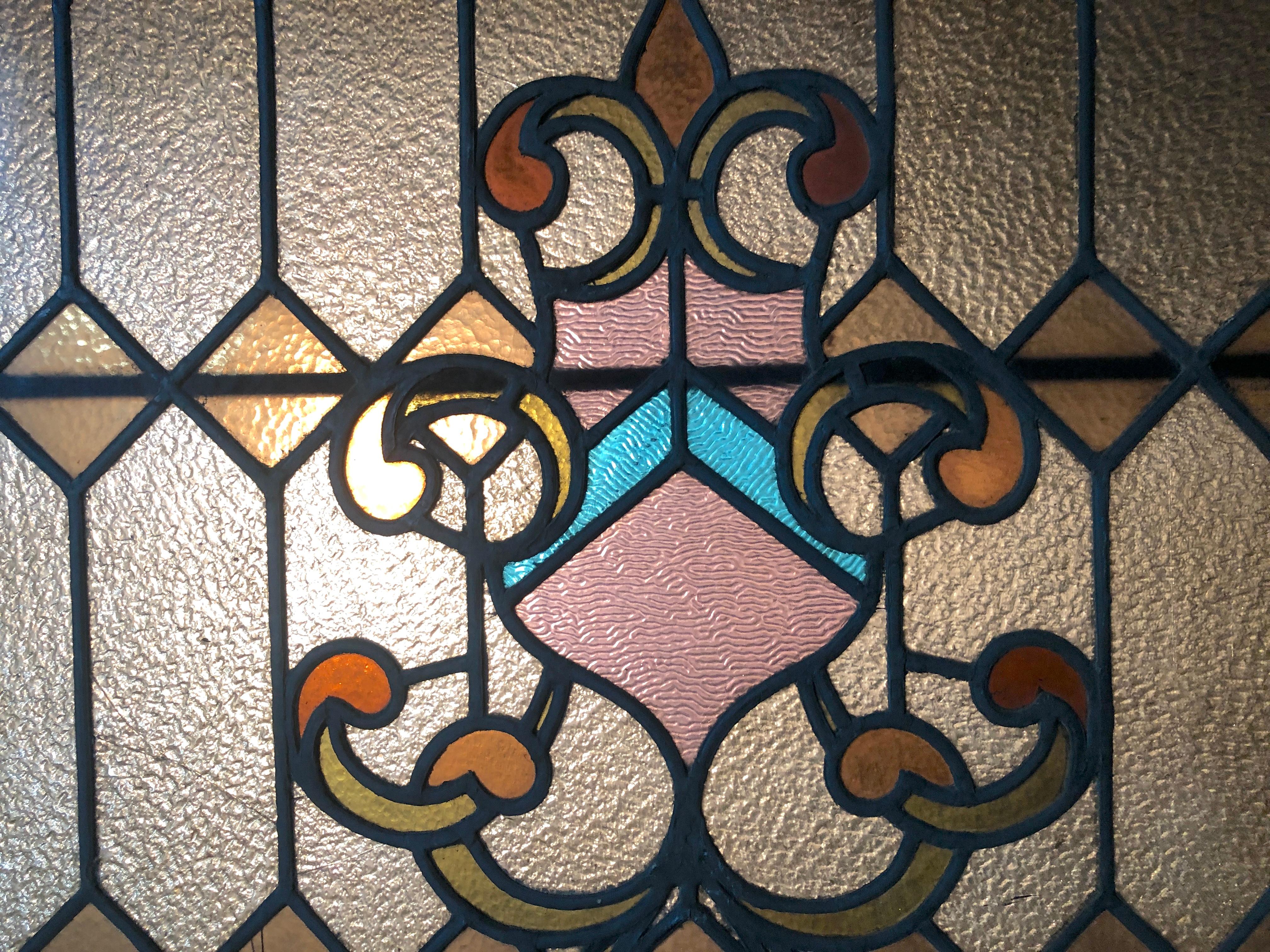 Impresionante ventana con elaborados motivos de vidrieras. Cristal texturizado con diseños emplomados, con un escudo en el centro.
Las dimensiones totales corresponden a la vidriera y el marco.
Situado en NY