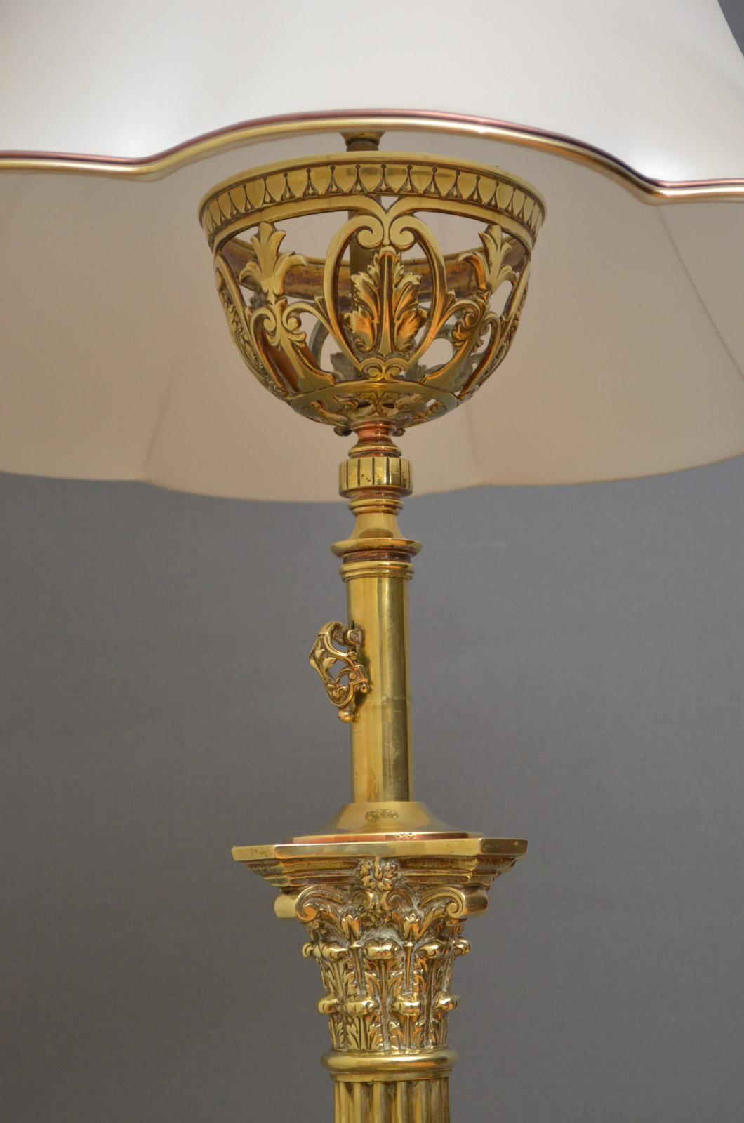 Sn4460 Victorian brass, height adjustable, standard lamp, having fluted Corinthian column, stepped base and paw feet. This antique lamp has been pat tested and is ready to place at home. Lampshade not included, circa 1880
Measures: H 59-79
