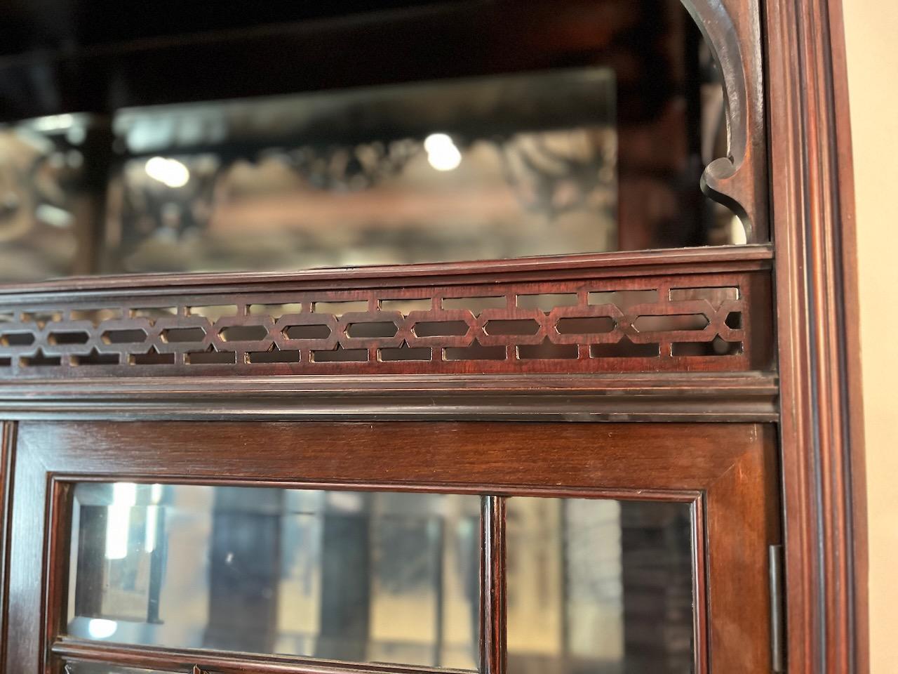 Victorian Standing Vitrine / Display Cabinet In Good Condition For Sale In Wilson, NC