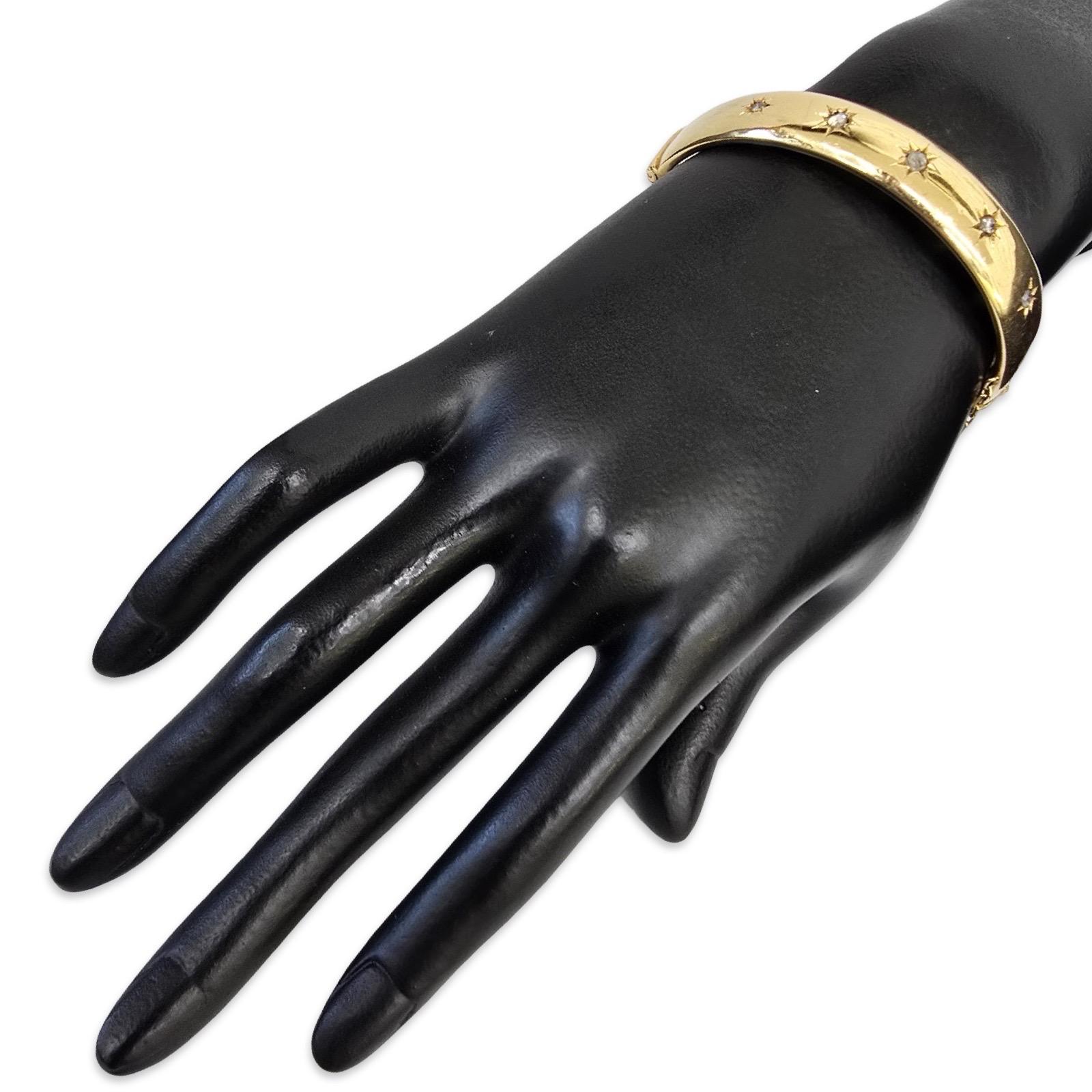 Un tesoro tardo-vittoriano senza tempo, realizzato in ricco oro 18 carati e incastonato con cinque splendidi diamanti taglio vecchia miniera in una classica montatura a stella. Ogni diamante misura circa 4 mm ed è montato in stelle a otto punte