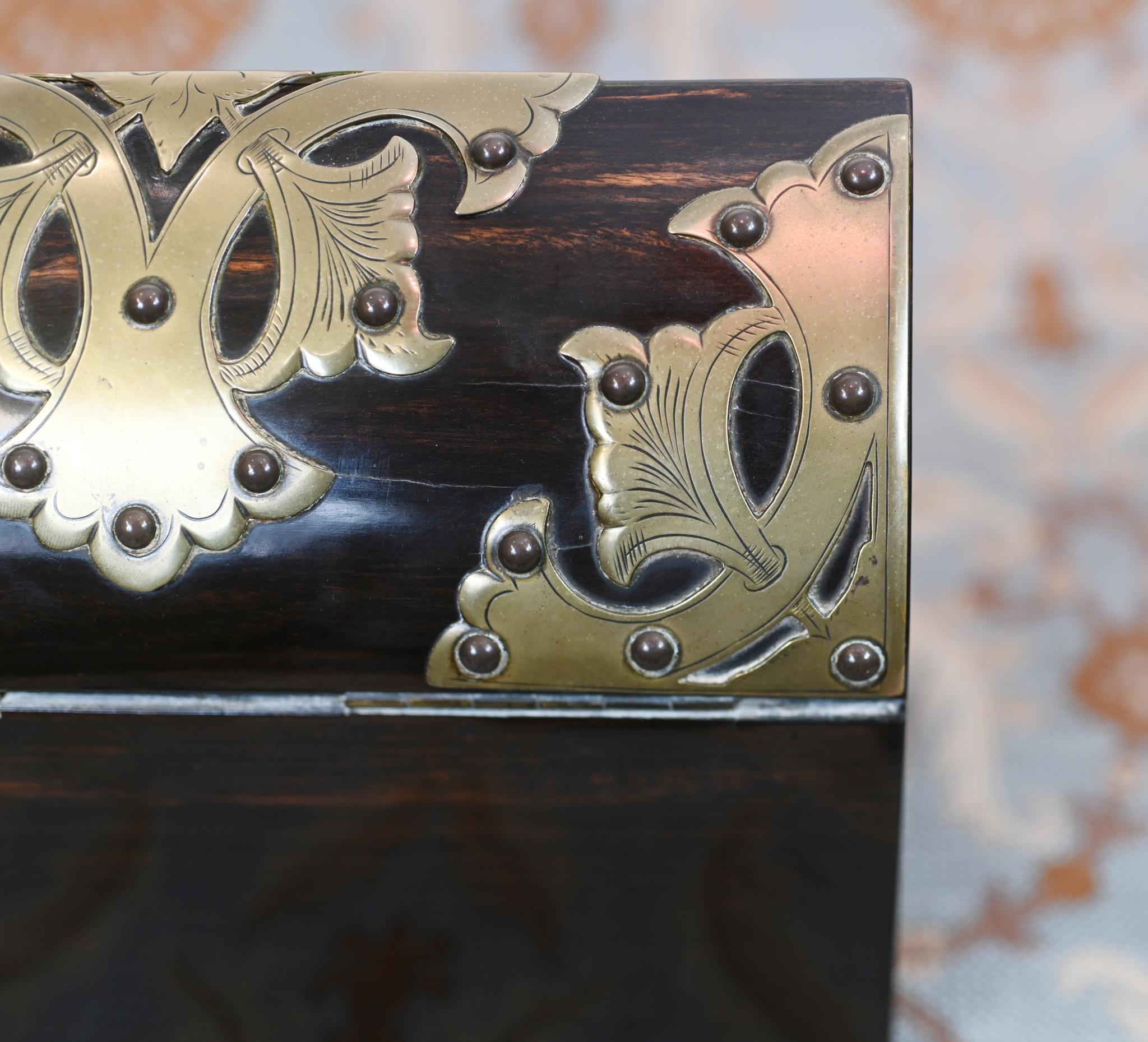 Sie sehen eine wunderschöne viktorianische Schatulle Form Brief oder Briefkasten Das Holz ist Cormandel, die eine schöne Patina und lackierte Oberfläche hat
Dekorative, durchbrochene Messingbeschläge, die mit kleinen runden Stiften befestigt sind,
