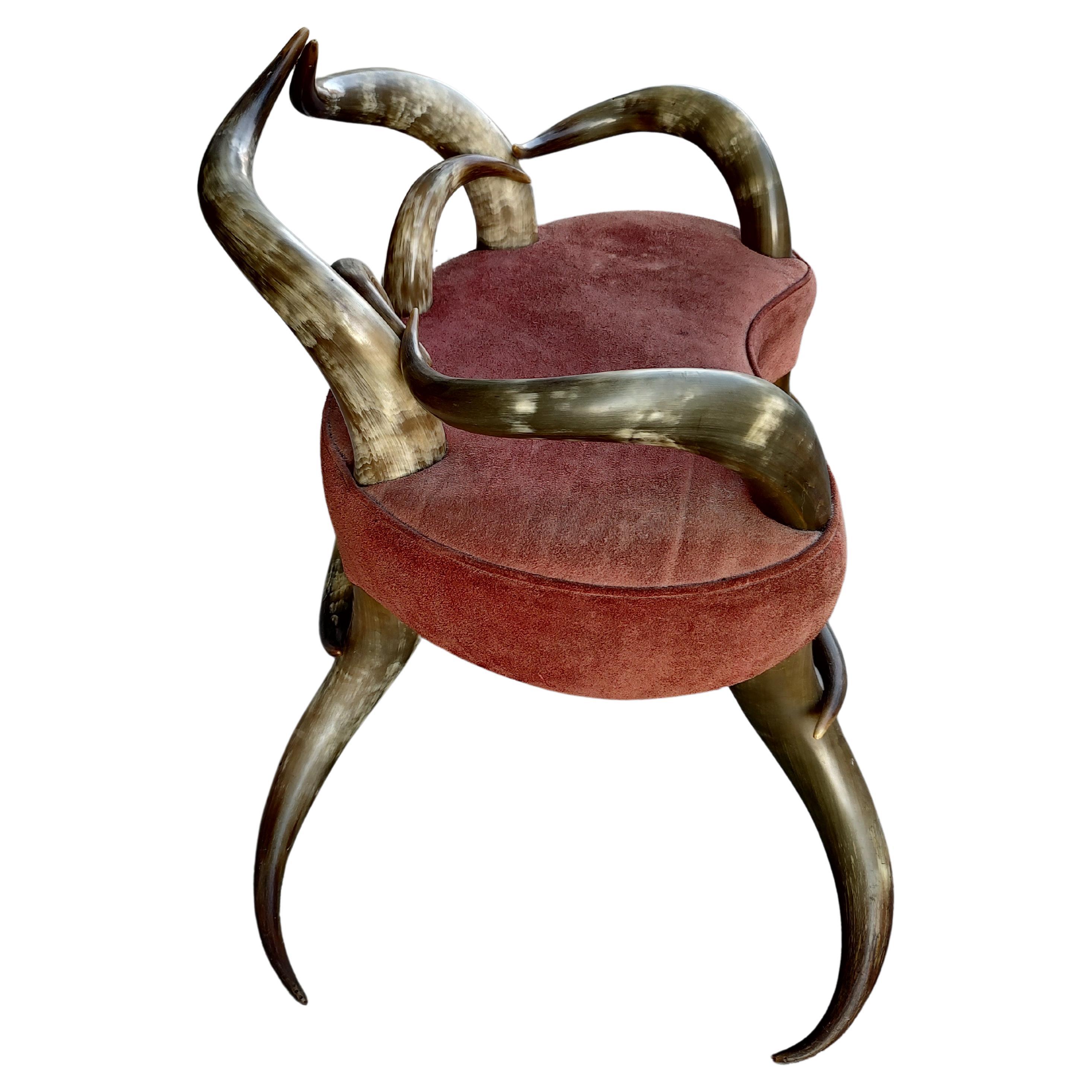 Rare et fabuleux banc de toilette en corne de bœuf avec un tissu en daim. En excellent état vintage avec une usure minimale. Les cornes sont serrées et solides et ne présentent aucun dommage. Une forme vraiment rare.