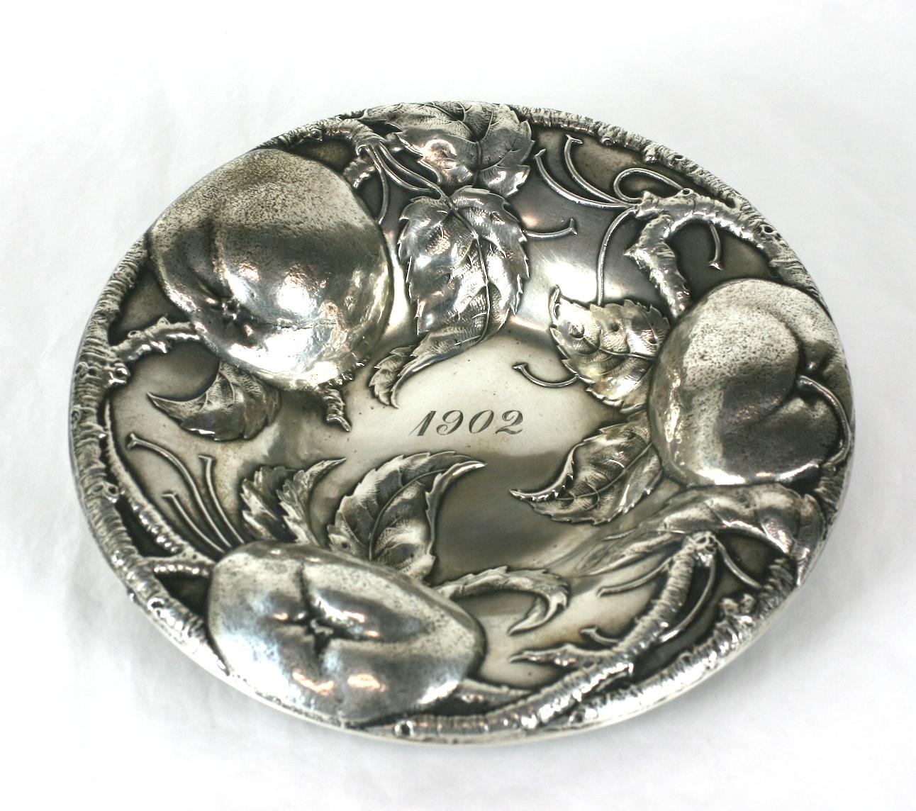 Plat victorien en argent sterling à motif de pomme, Alvin en vente 3