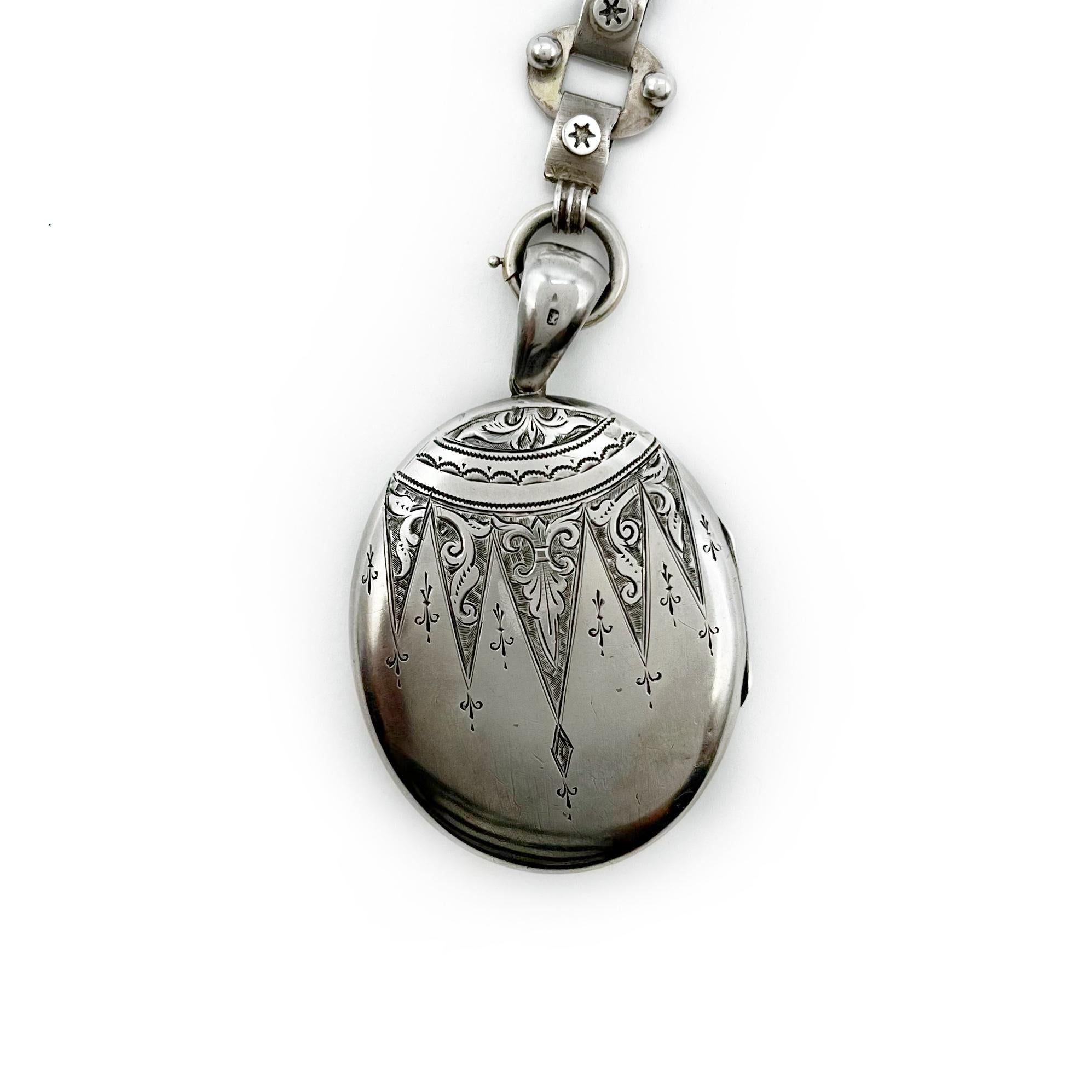 da uomo o donna Collana a catena con libro inciso in sterline vittoriane Birmingham, 1880 ca. in vendita