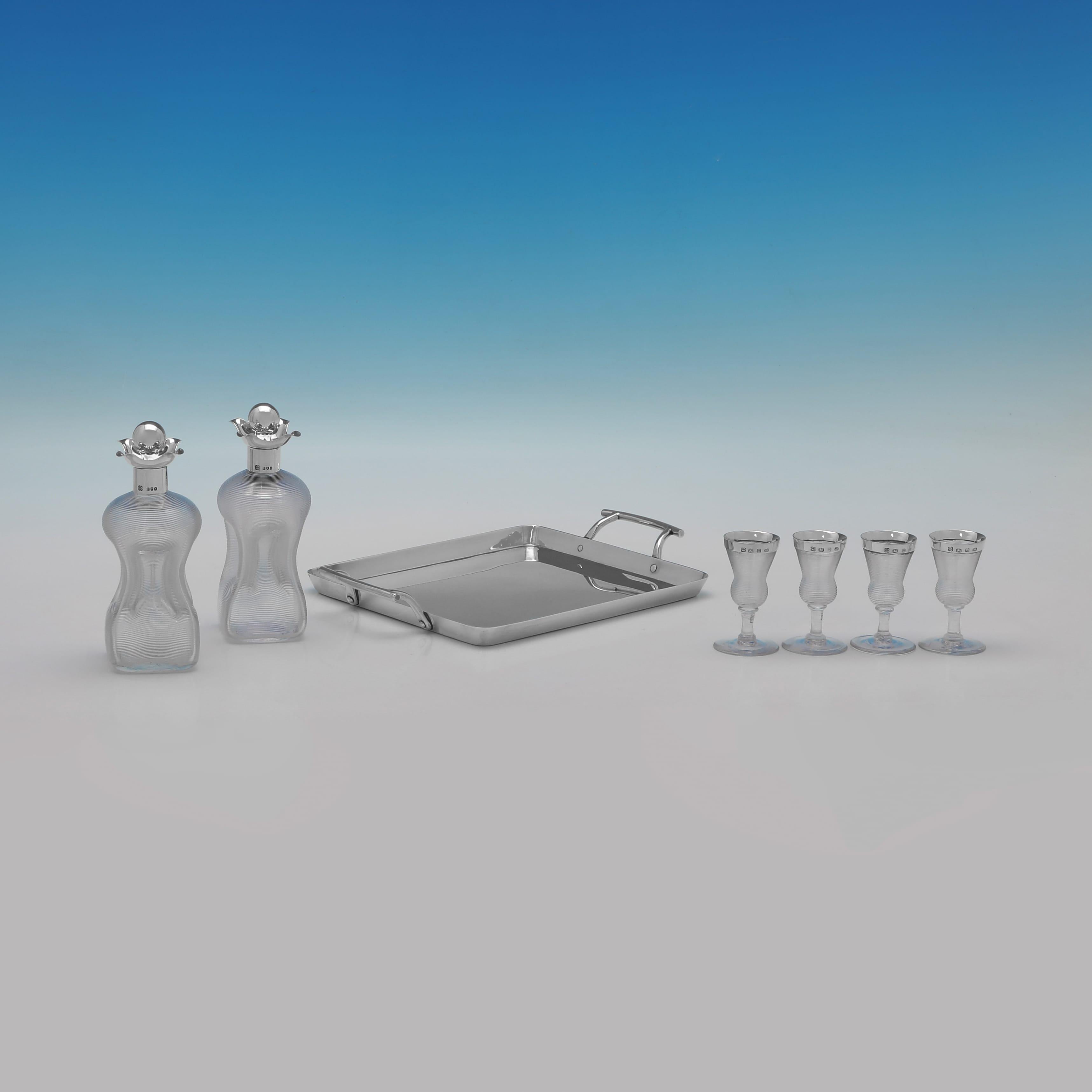 Poinçonné à Birmingham et à Londres en 1896 par Heath & Middleton, cet ensemble inhabituel de carafe et de verre en argent sterling et en verre à l'époque victorienne est présenté sur un plateau rectangulaire en argent avec des côtés surélevés et