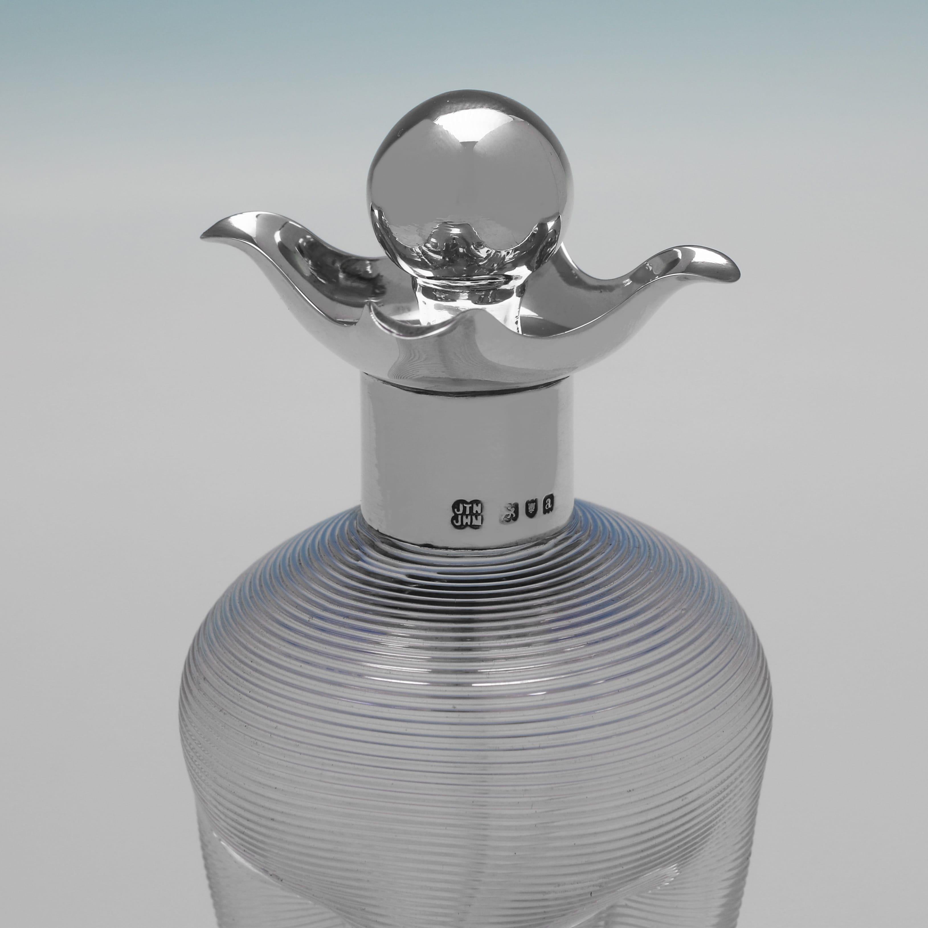 Fin du XIXe siècle Carafe à décanter victorienne en argent et verre par Heath & Middleton 1896 en vente